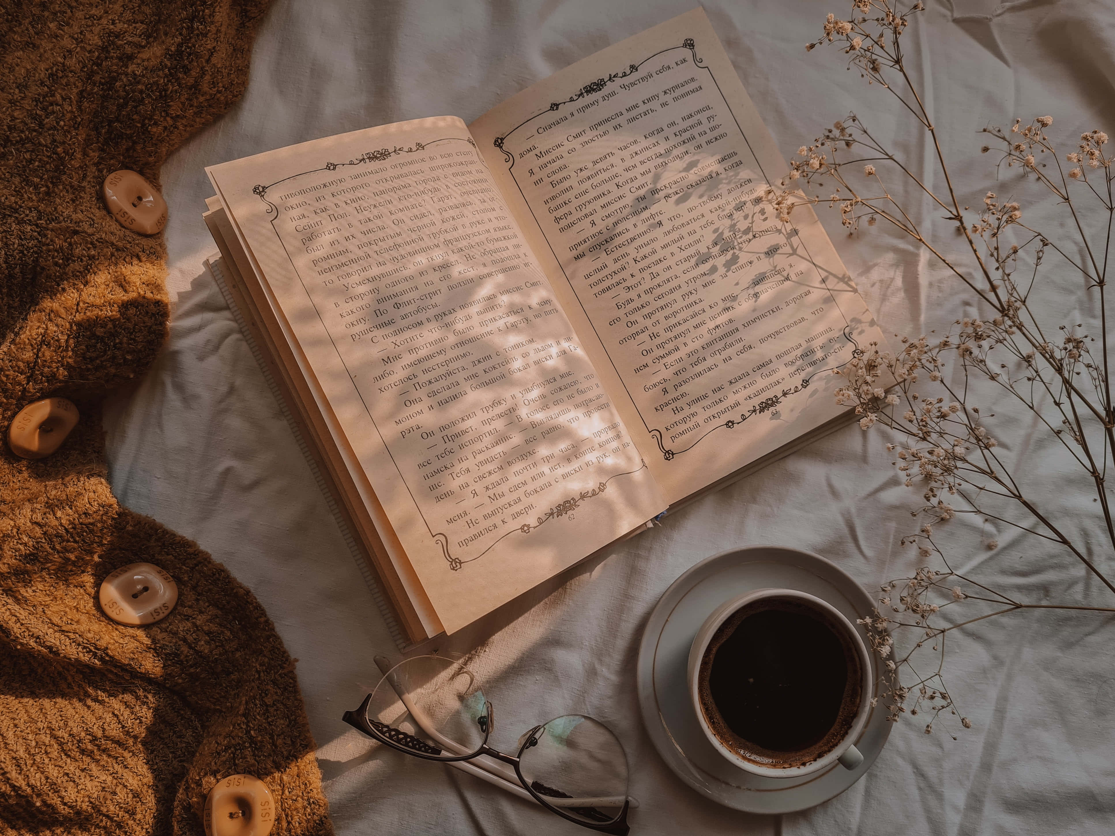 un libro, lentes y café sobre una cama Fondos de pantalla