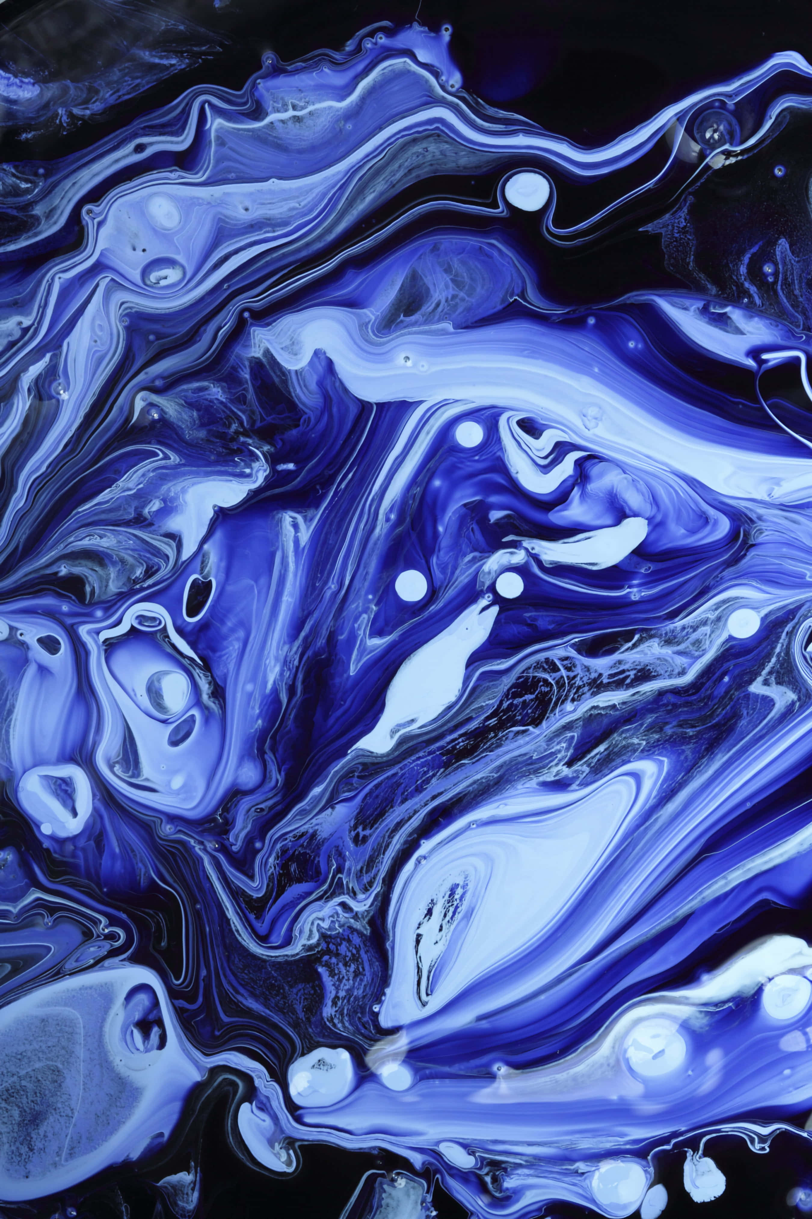 un líquido azul con remolinos de blanco y negro Fondos de pantalla