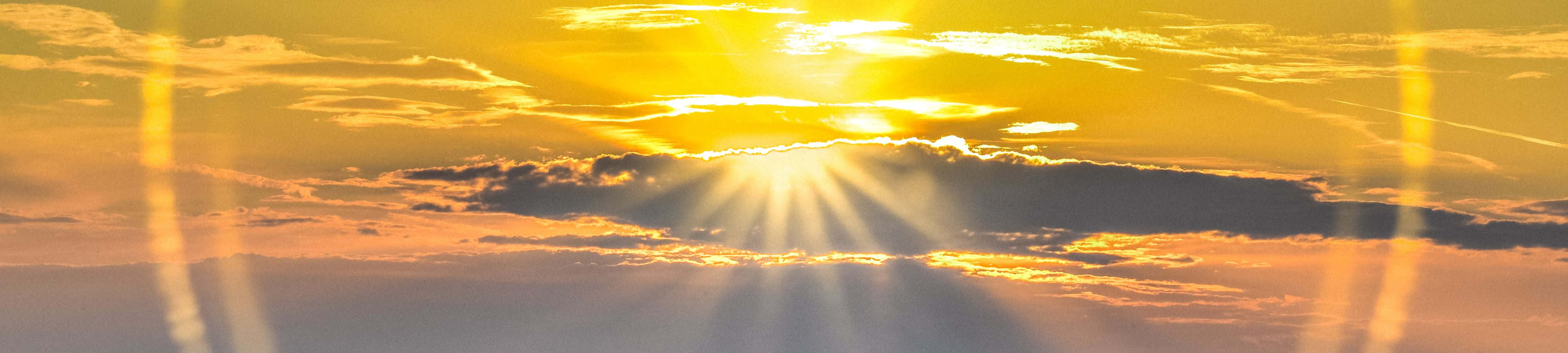 Un majestuoso amanecer sobre aguas tranquilas Fondos de pantalla