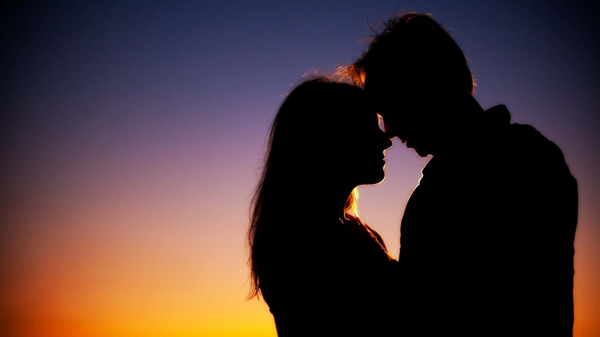Un momento especial de amor romántico compartido entre dos almas. Fondos de pantalla