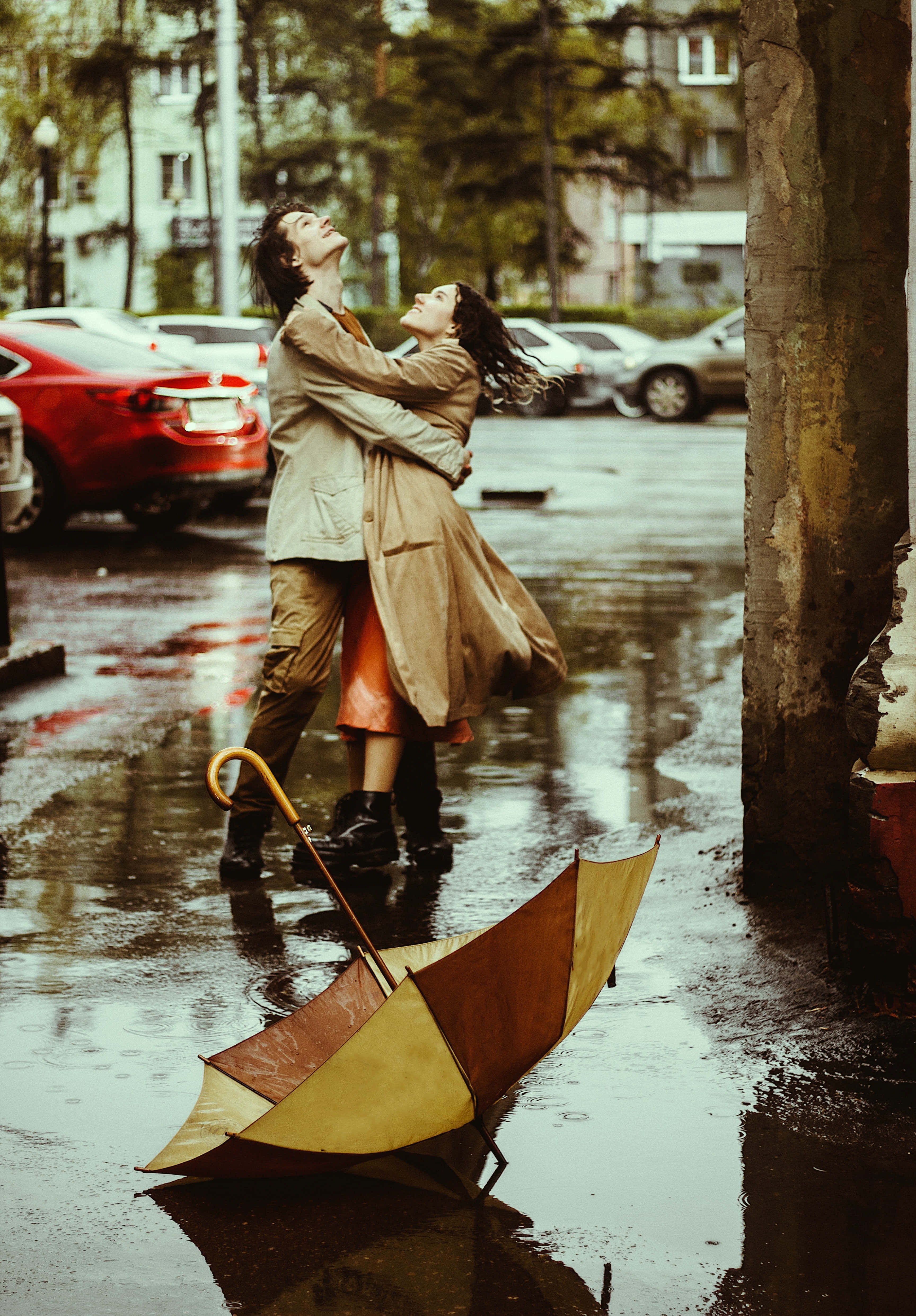 Un momento romántico bajo la lluvia. Fondos de pantalla