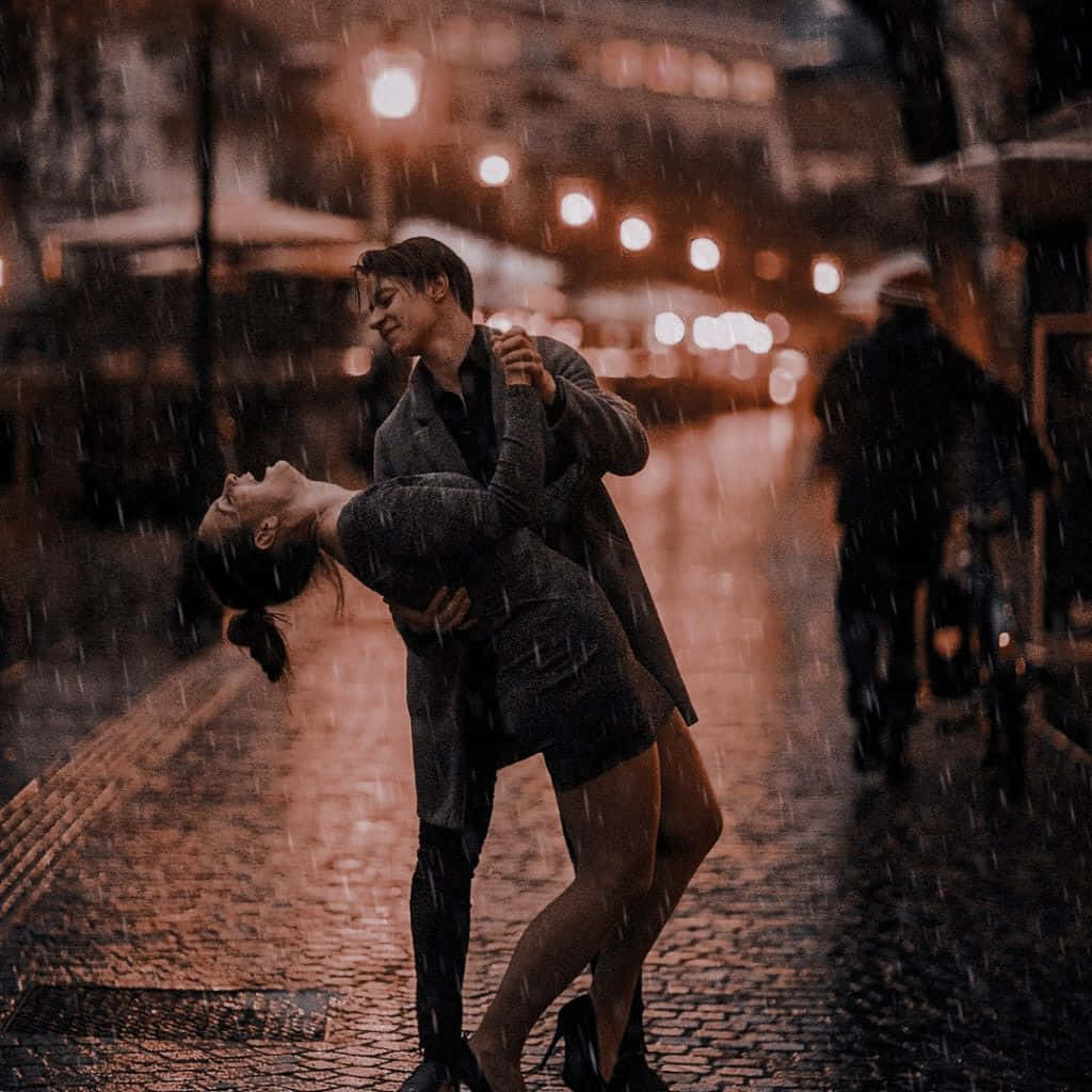 Un momento romántico entre dos enamorados bajo la lluvia Fondos de pantalla