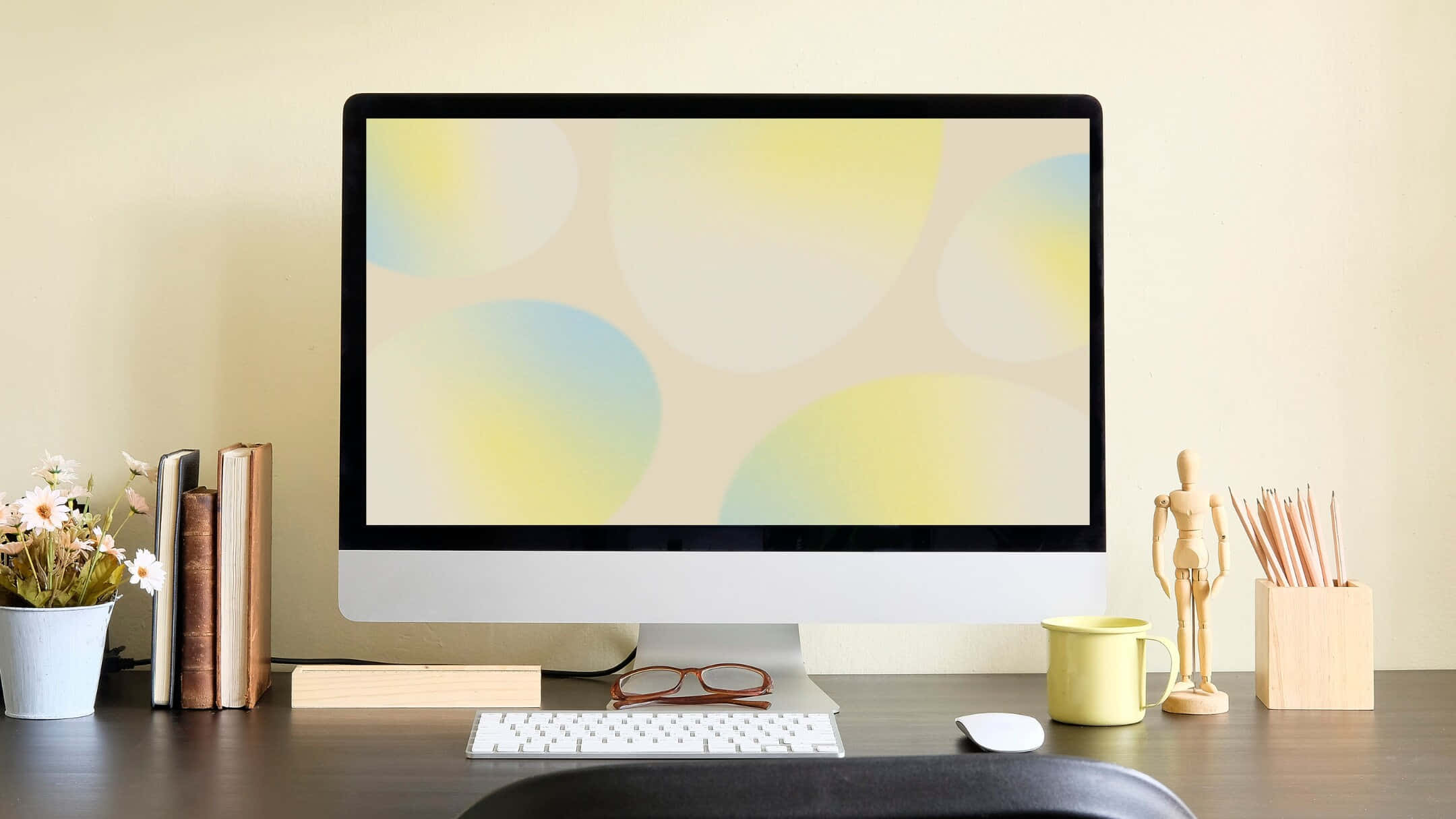 Un monitor de computadora sobre un escritorio con fondo amarillo Fondos de pantalla