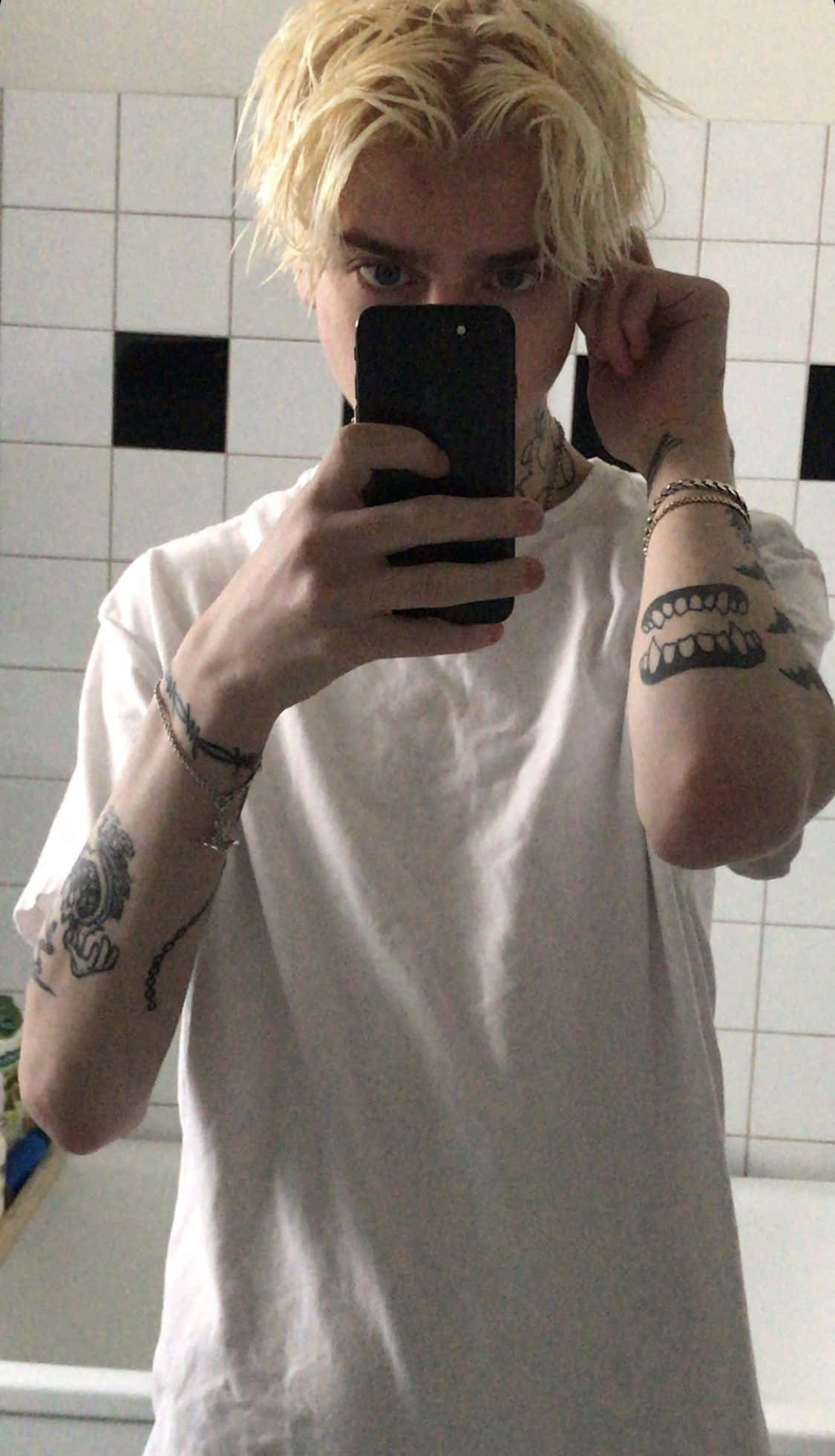 Un niño de perfil con atuendo urbano y tenis blancos Fondos de pantalla
