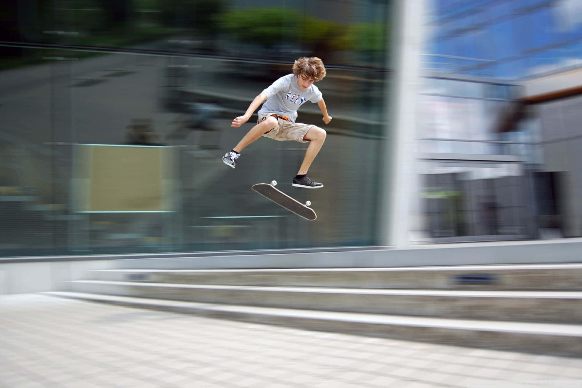 Un niño haciendo un truco de patineta Fondos de pantalla