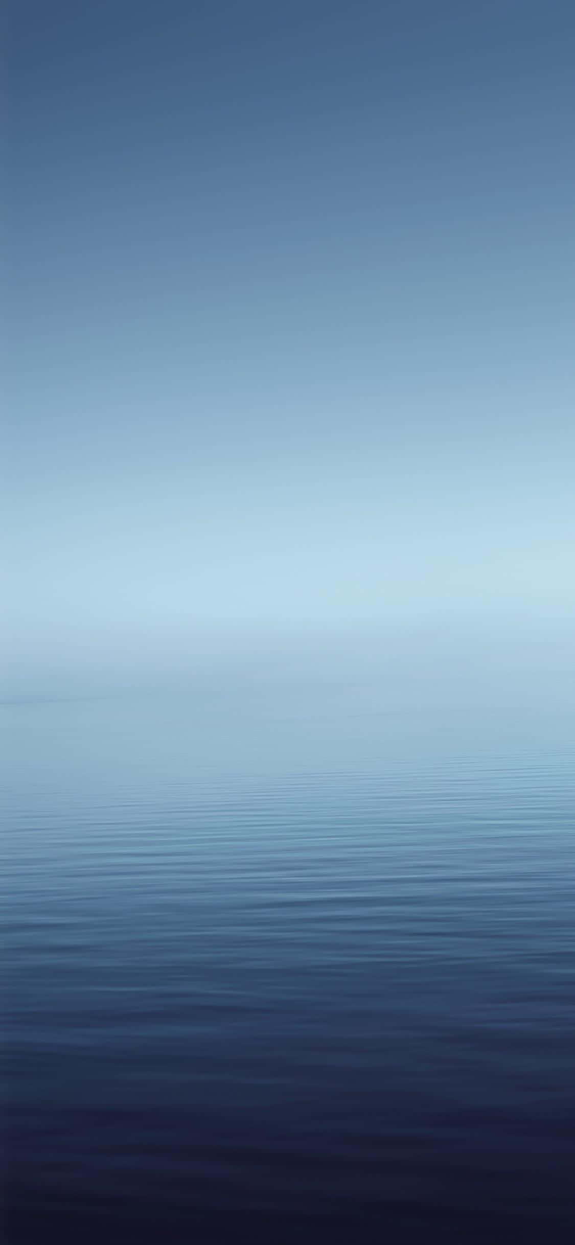 un océano azul con un horizonte blanco Fondos de pantalla