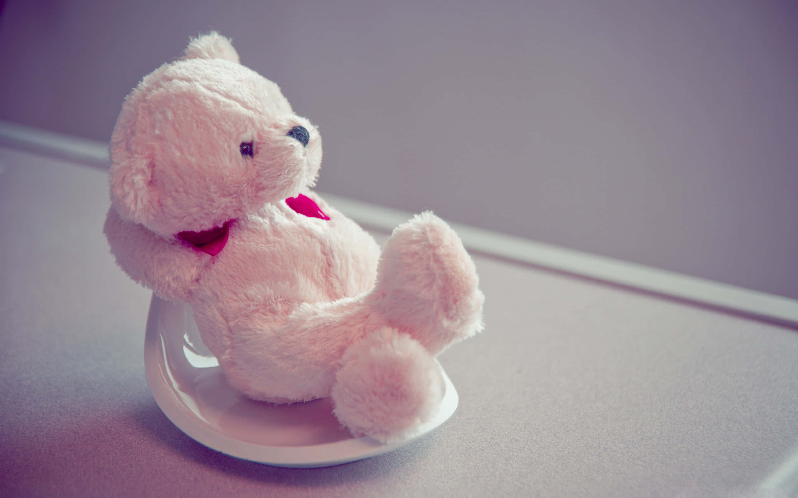 Un oso de peluche sentado en una silla Fondos de pantalla