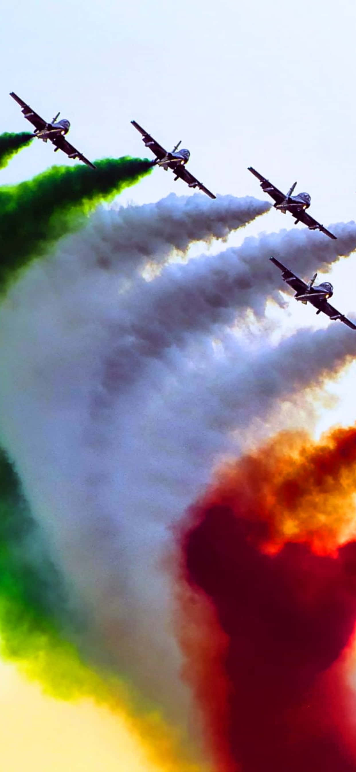 Un pequeño avión volando cerca de las nubes Fondos de pantalla