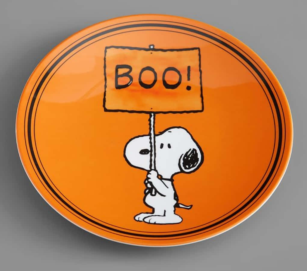 Un plato con Snoopy sosteniendo un letrero de Boo Fondos de pantalla