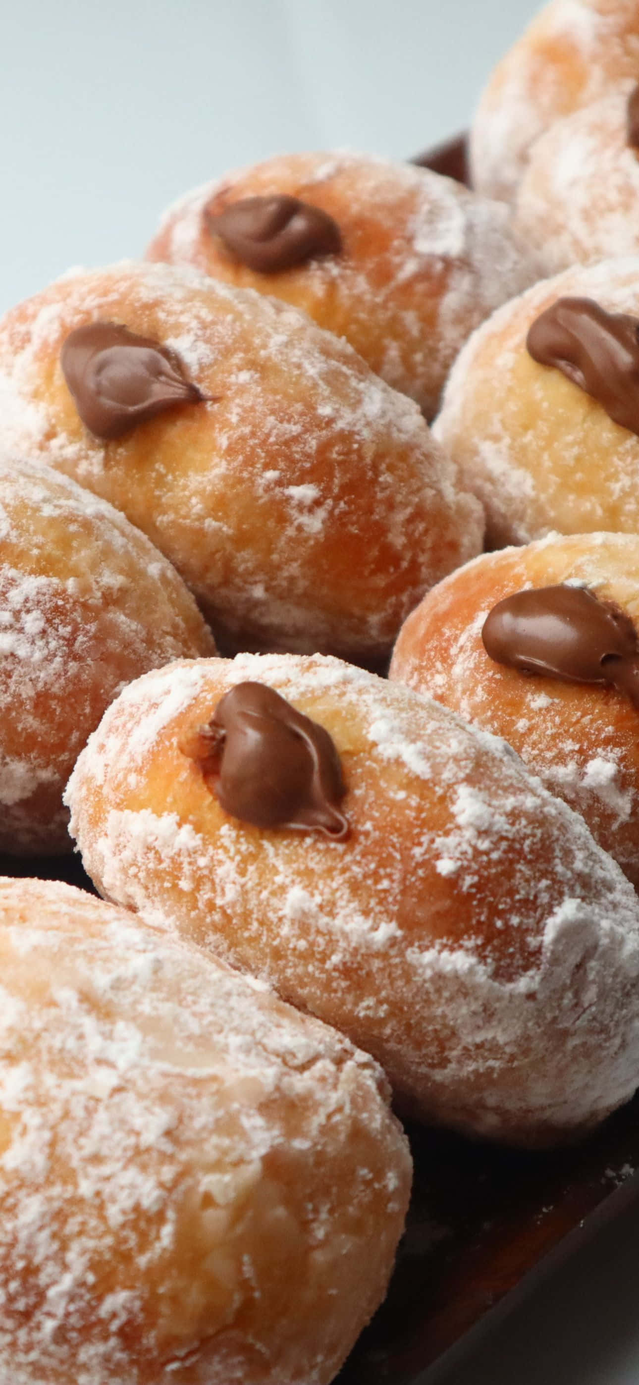Un plato de donas con chocolate y azúcar glass Fondos de pantalla