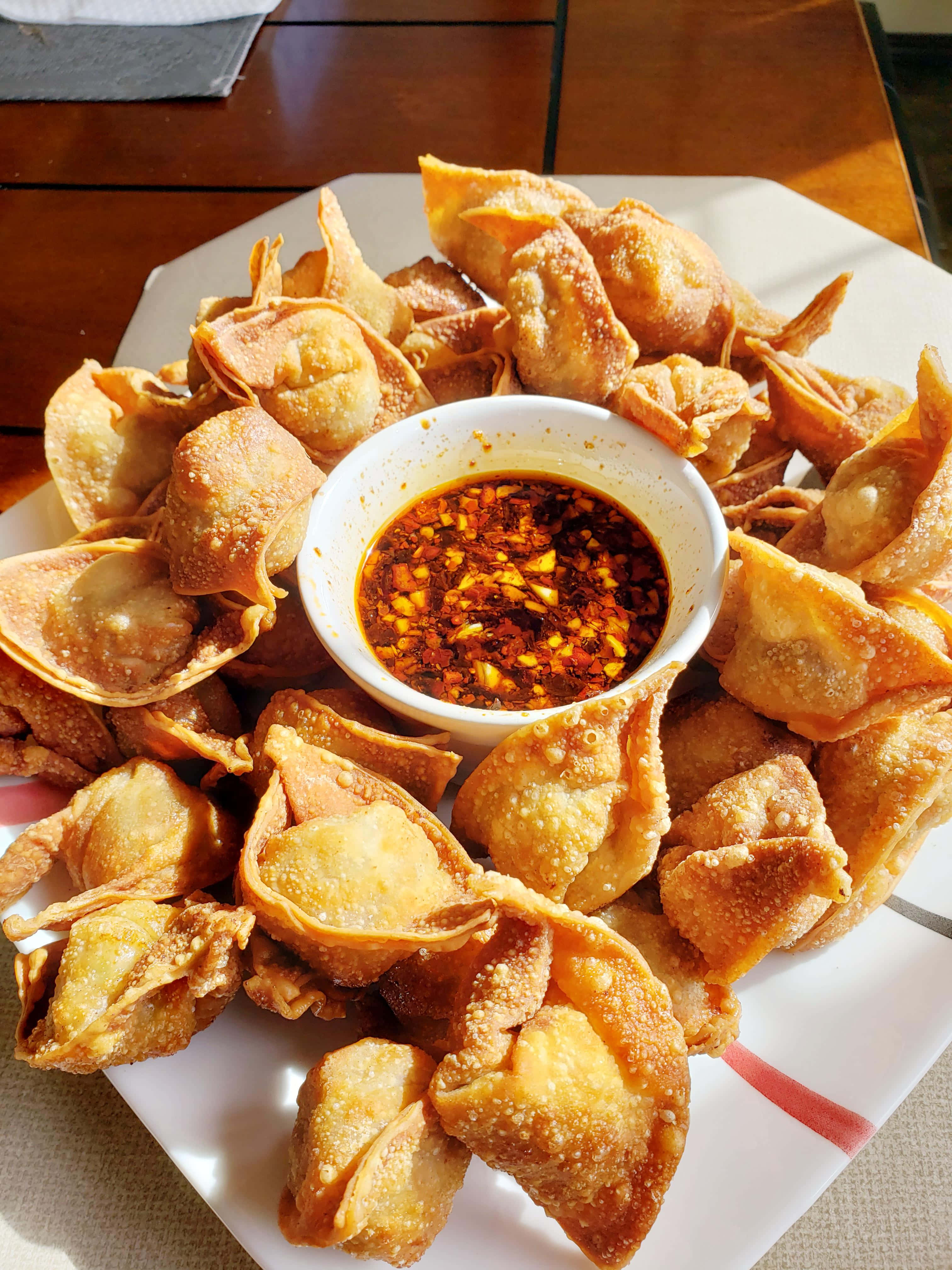 un plato de empanaditas fritas Fondos de pantalla