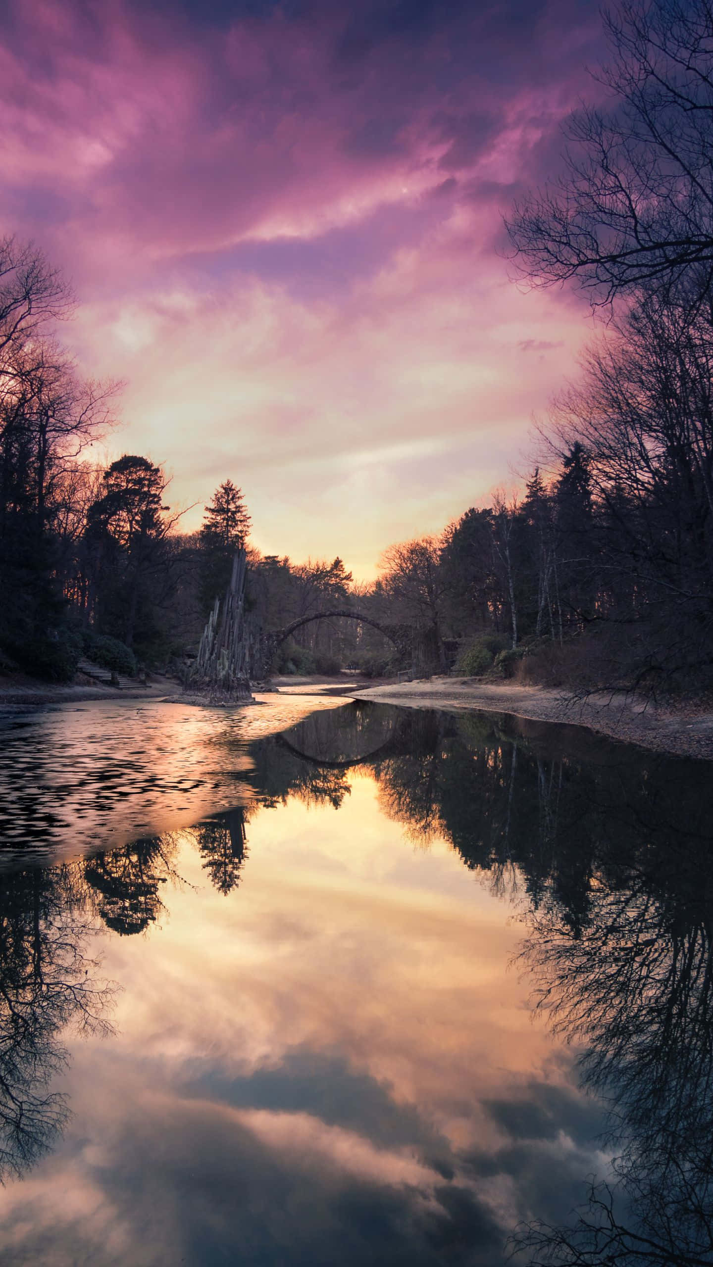un río con árboles al fondo Fondos de pantalla