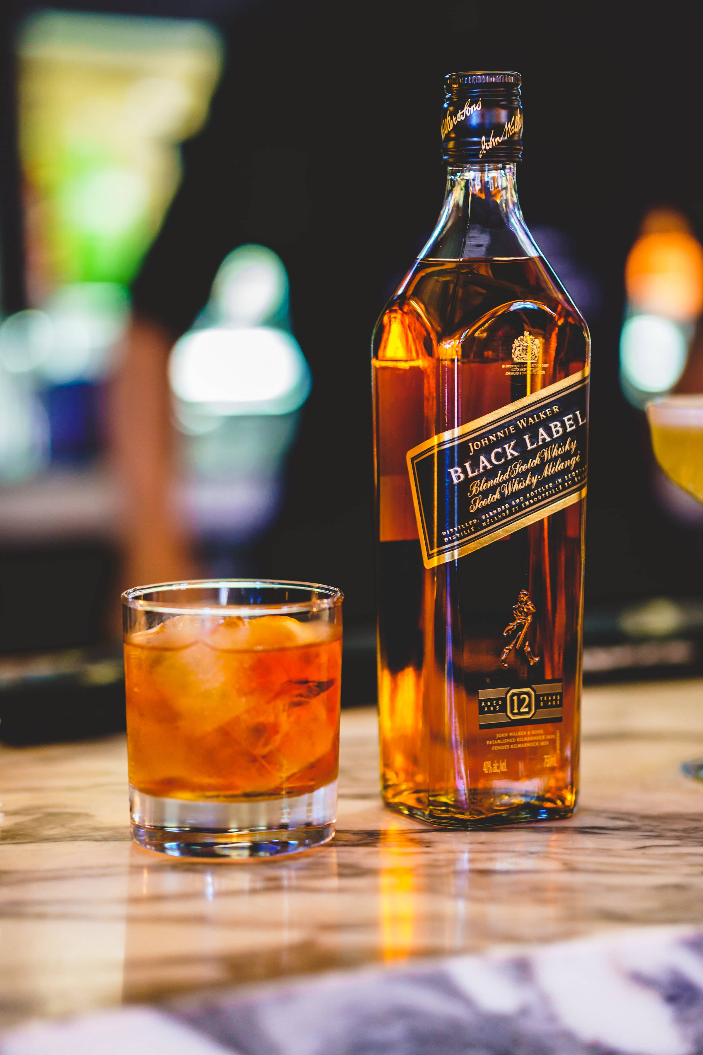 Un Sabor Sofisticado - Botella y Vaso de Whisky Black Label Fondos de pantalla