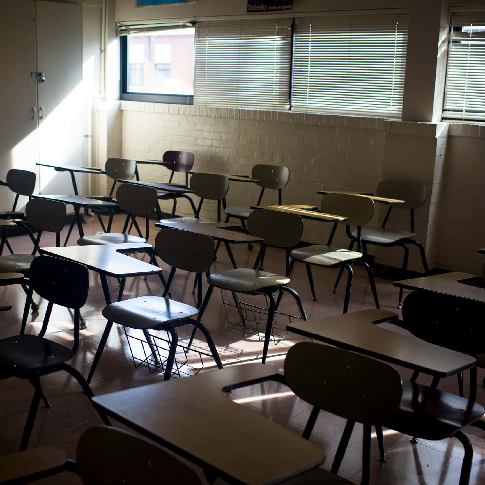 un salón de clases con muchos escritorios Fondos de pantalla