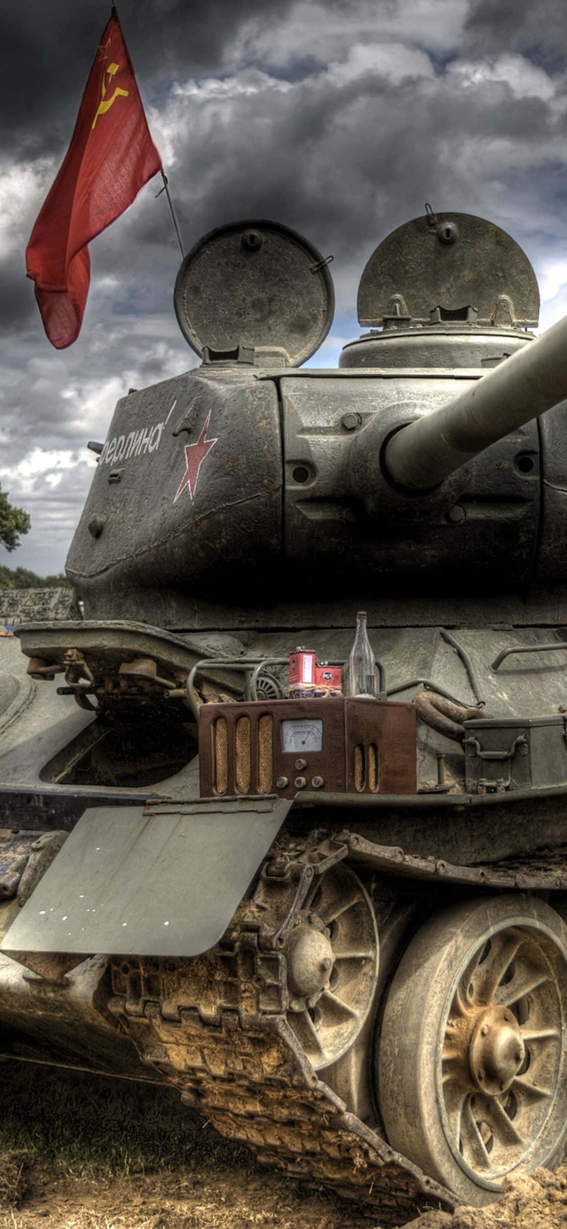 un tanque con una bandera Fondos de pantalla