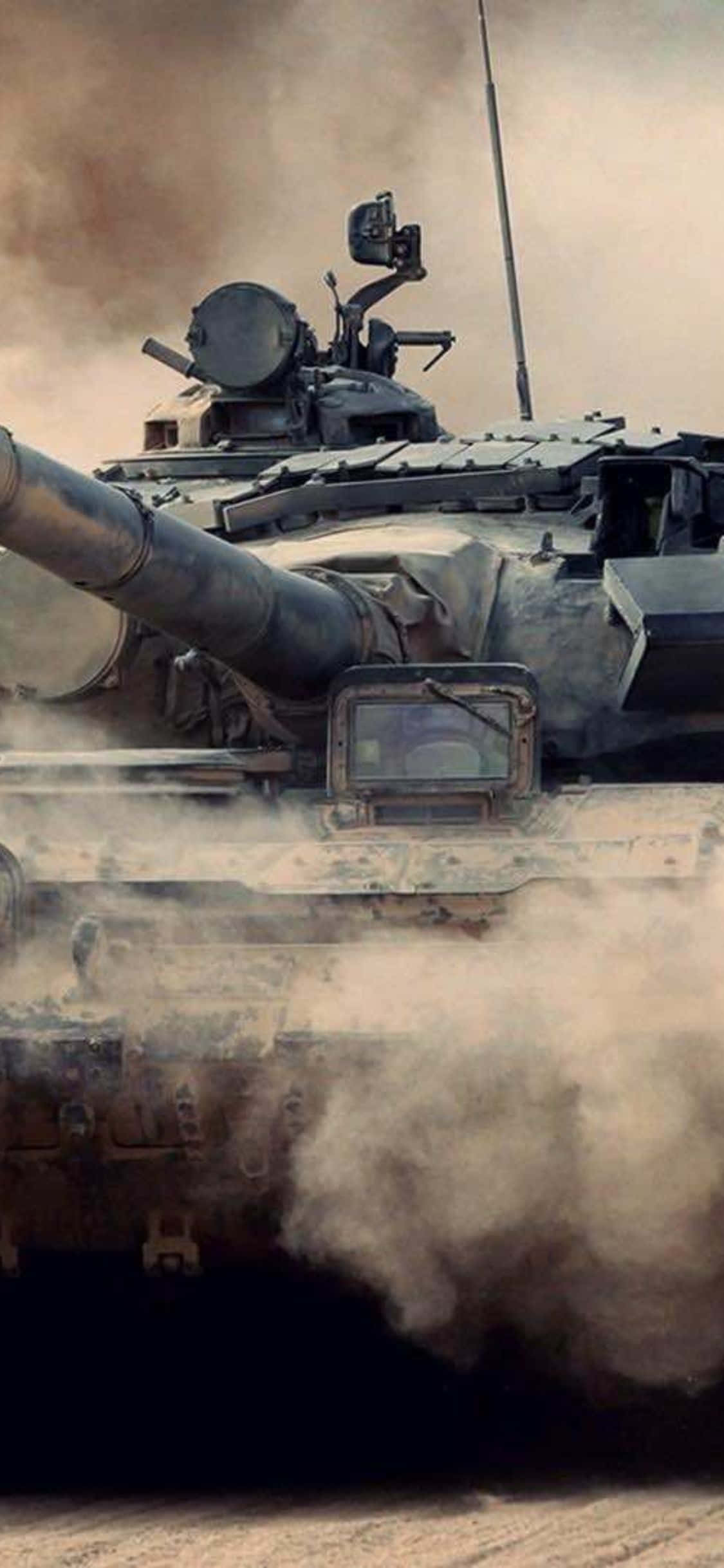 un tanque conduciendo por el desierto Fondos de pantalla