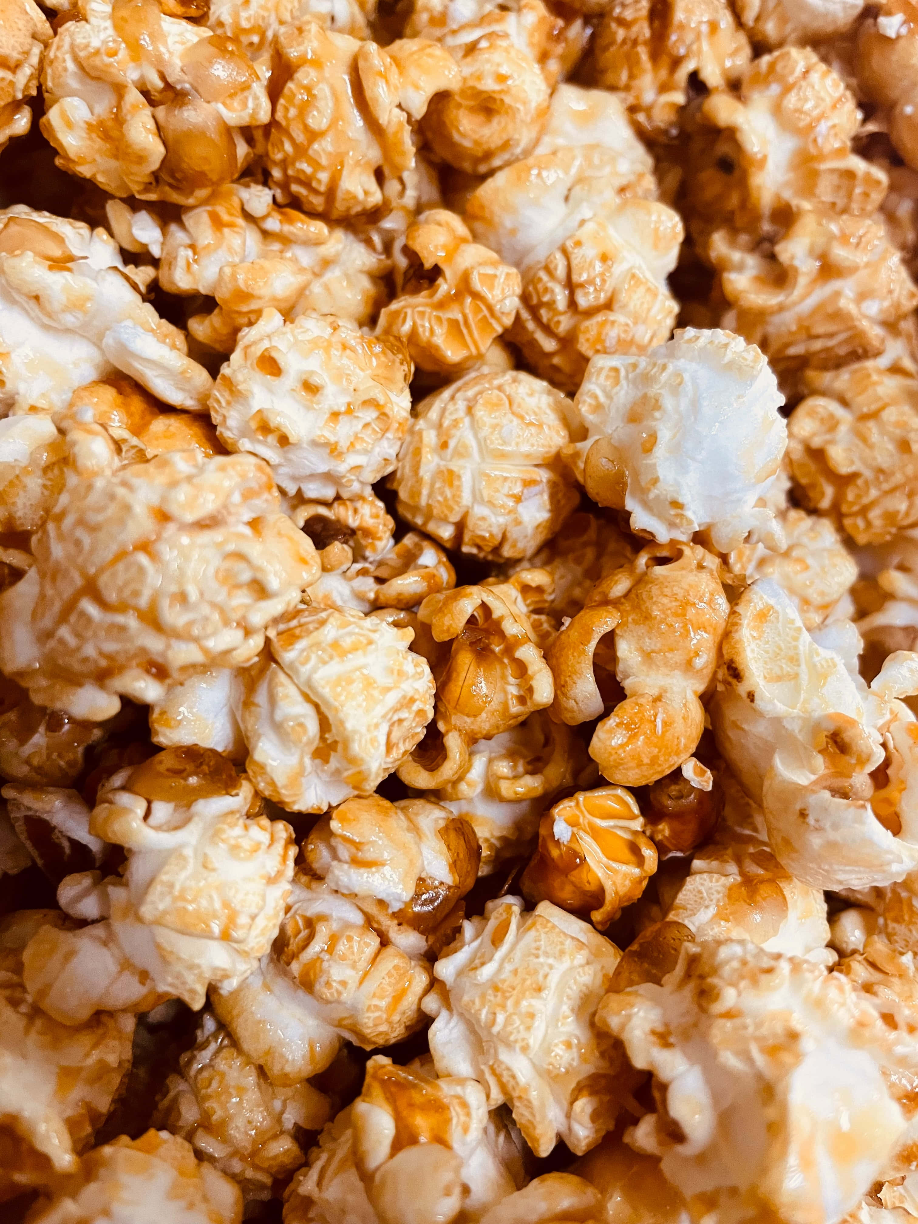 un tazón de palomitas con caramelo Fondos de pantalla