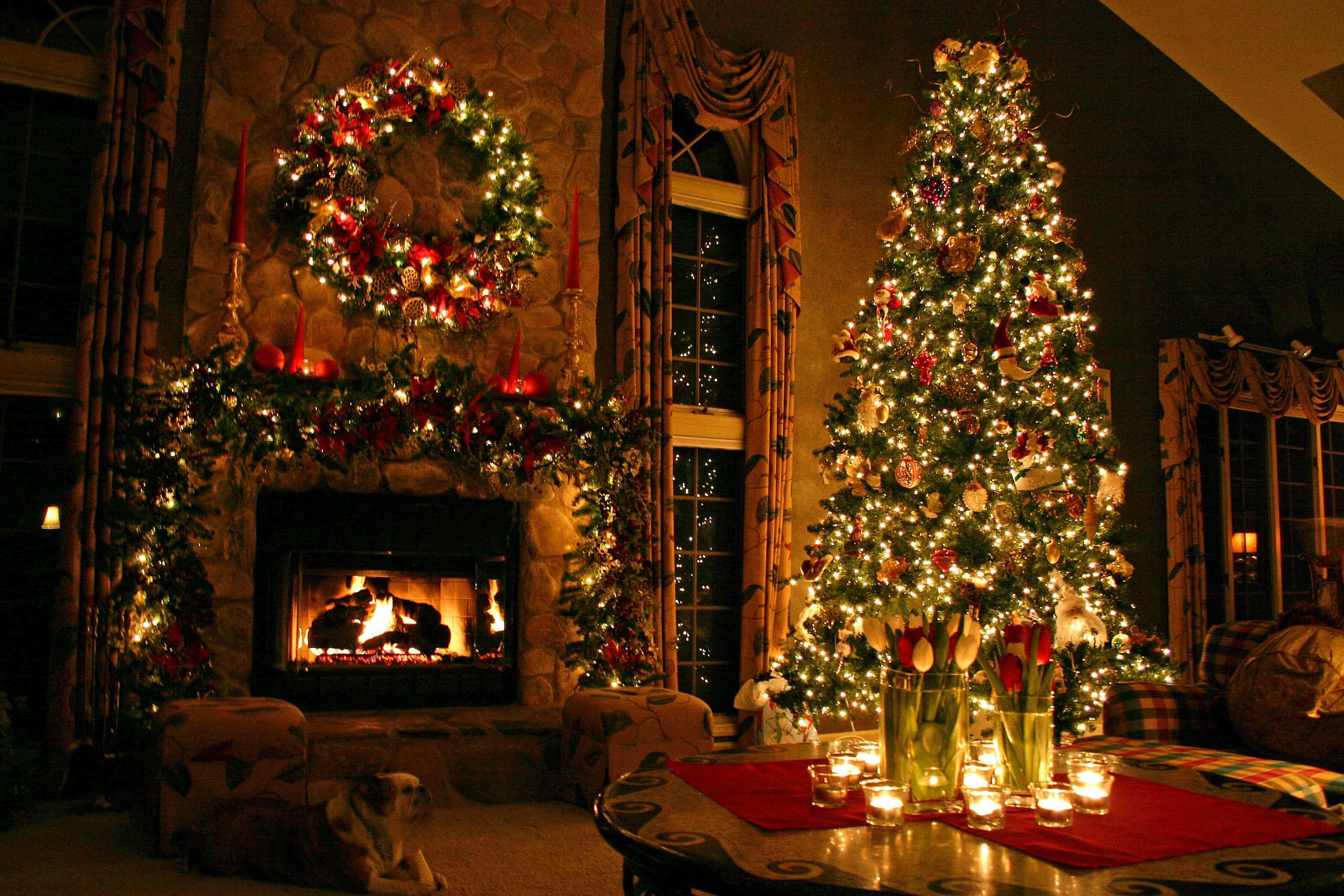 Un vibrante árbol de Navidad decorado con luces coloridas, adornos y regalos debajo. Fondos de pantalla