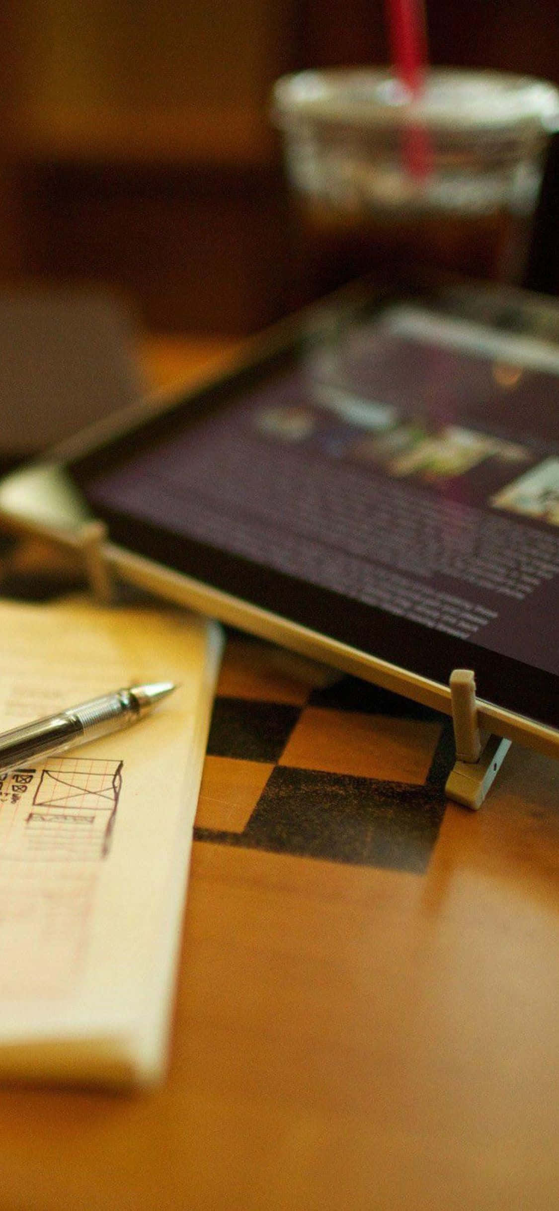 Un vibrante puesto de trabajo con los Apple iPhone Xs adornando un escritorio elegante y moderno. Fondos de pantalla