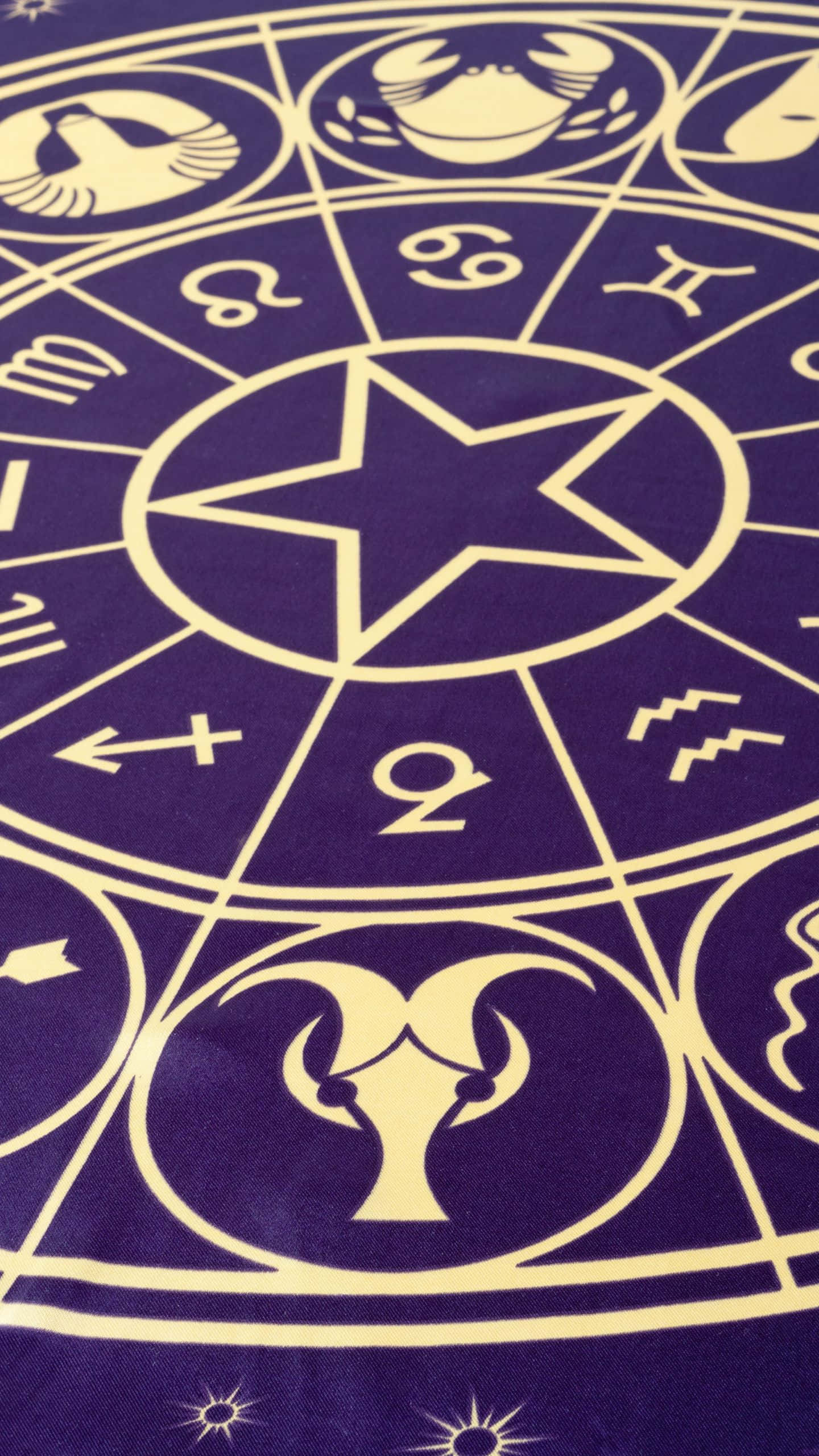 Una alfombra morada con símbolos astrológicos Fondos de pantalla