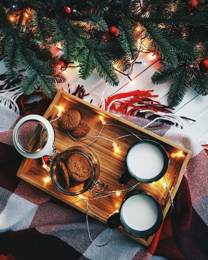 una bandeja con galletas y leche junto a un árbol de navidad Fondos de pantalla