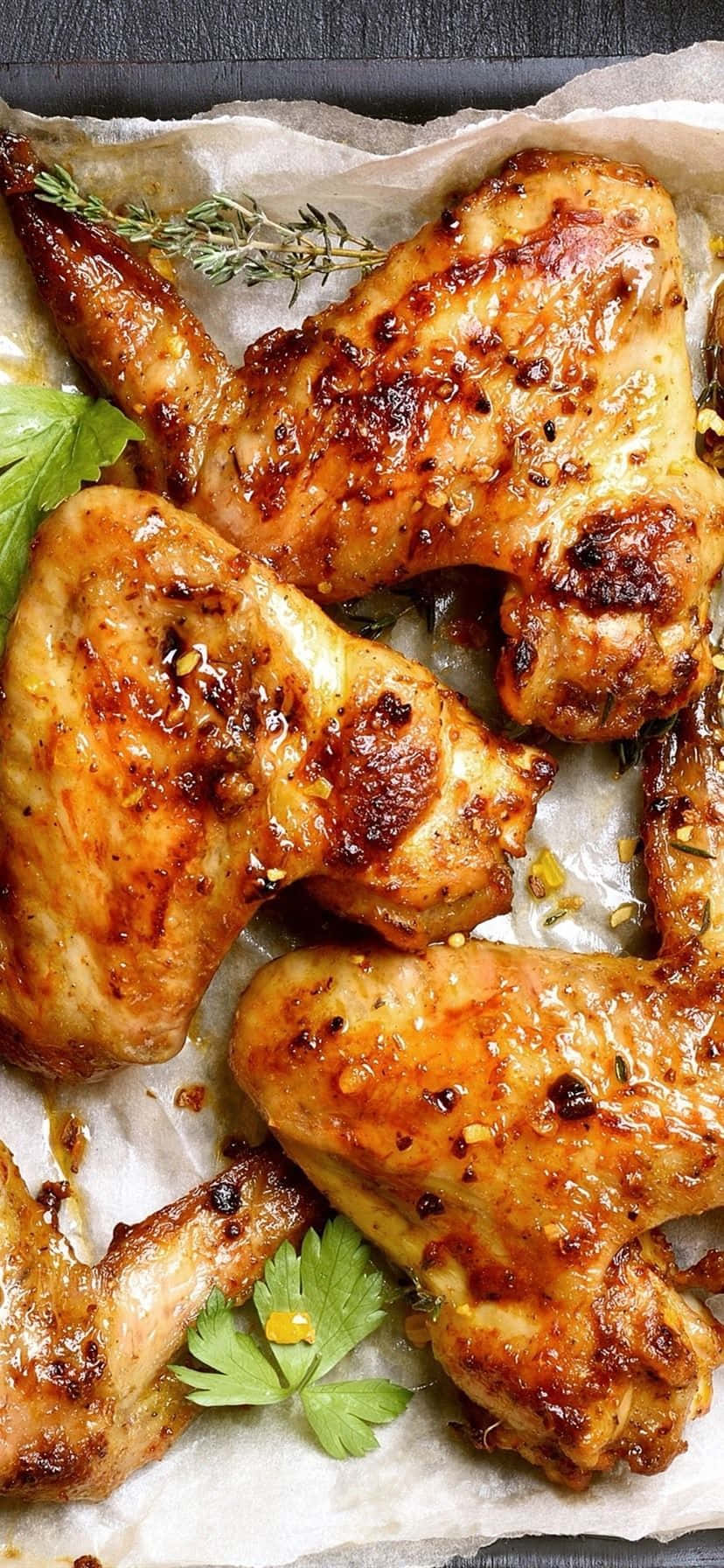 una bandeja de alitas de pollo con limón y hierbas Fondos de pantalla