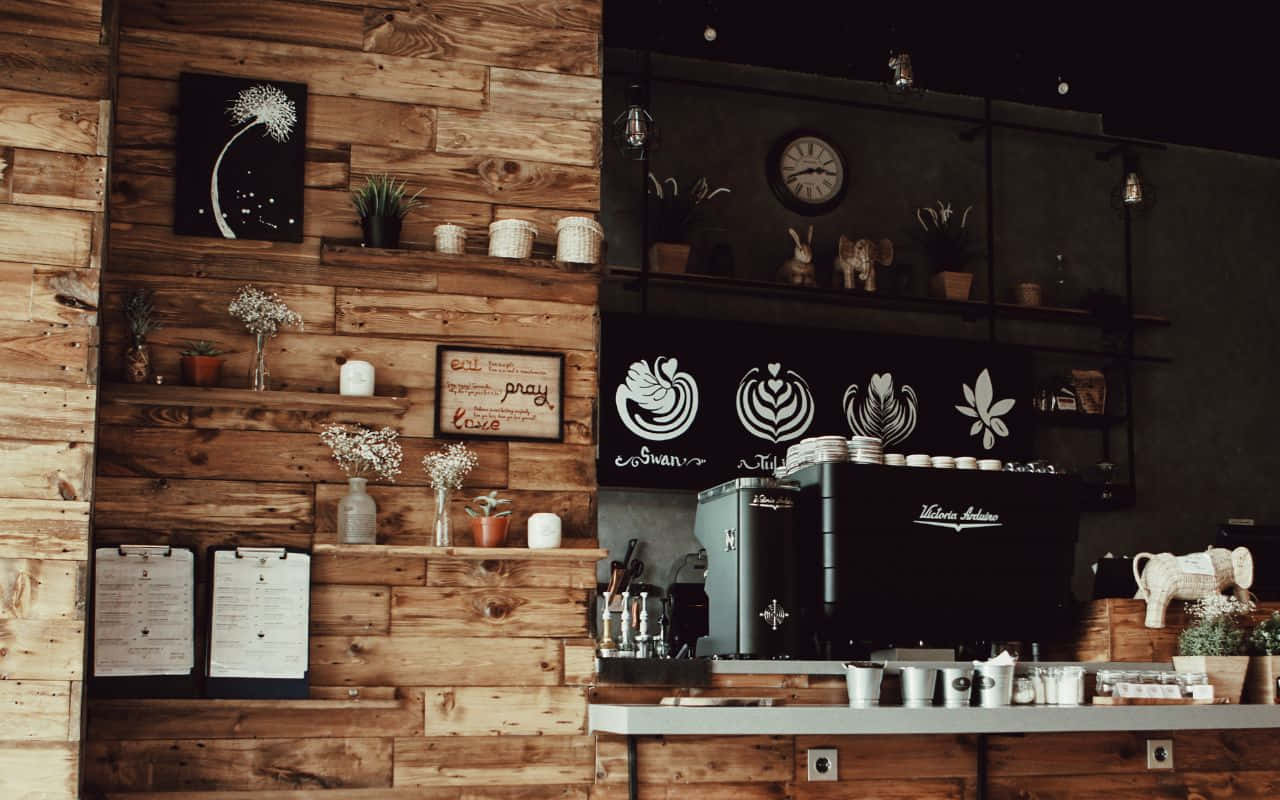 una cafetería con paredes y mostrador de madera Fondos de pantalla