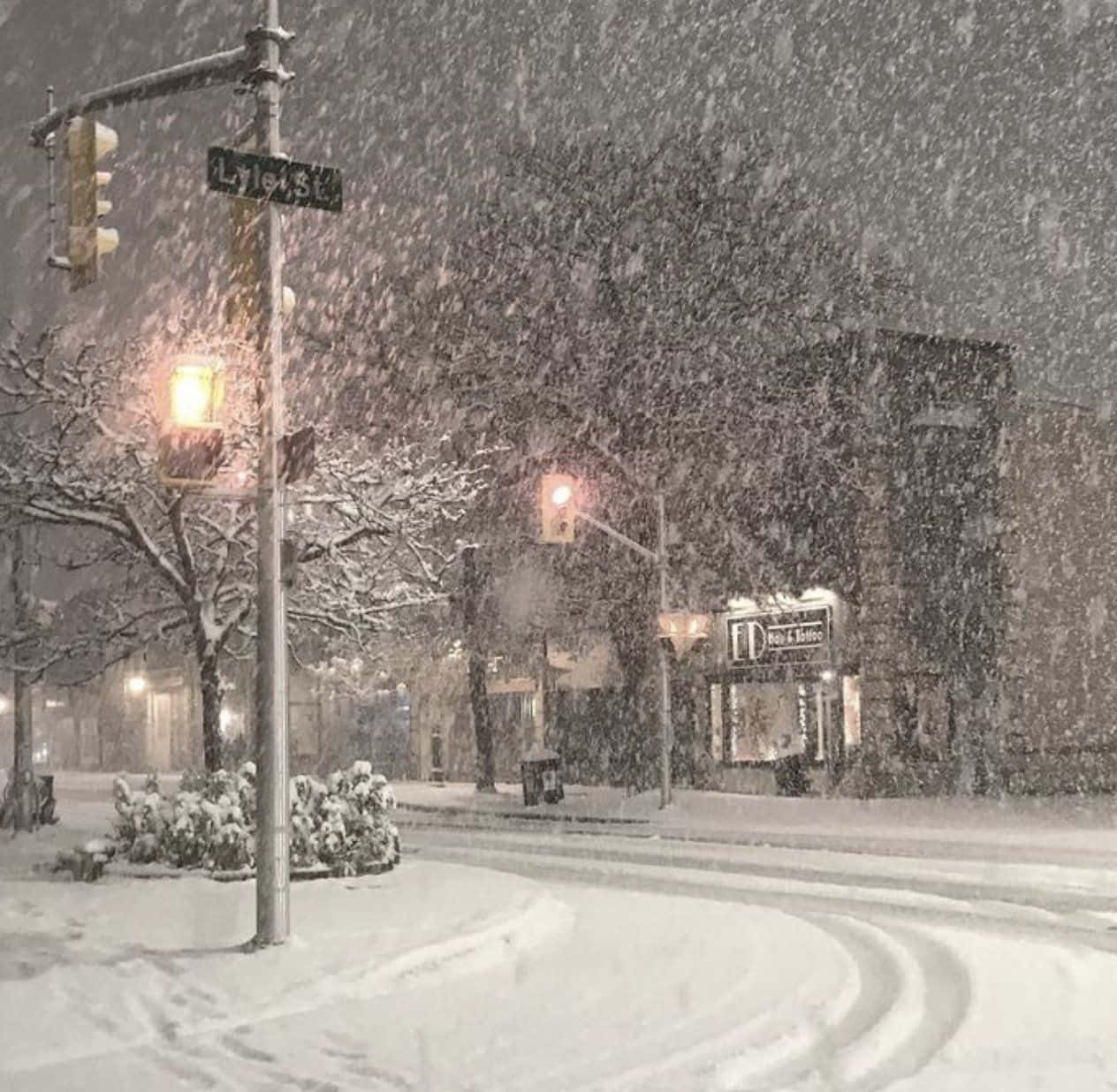 una calle cubierta de nieve con una farola Fondos de pantalla