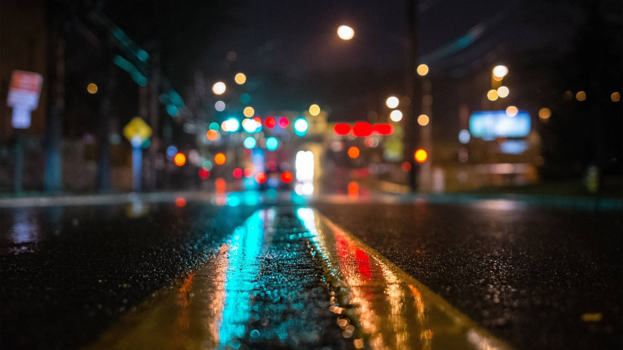 Una calle nocturna borrosa bajo la lluvia Fondos de pantalla