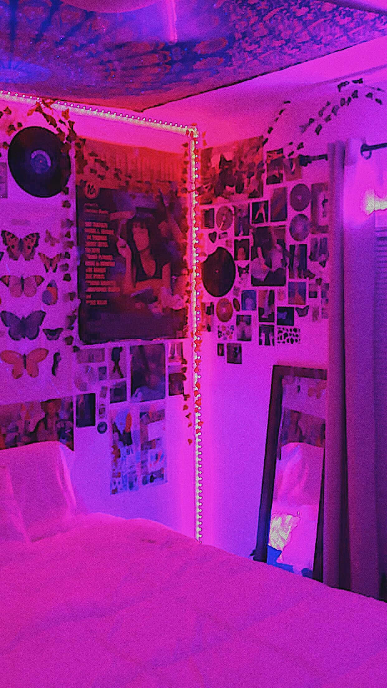 una cama con una luz rosa sobre ella Fondos de pantalla