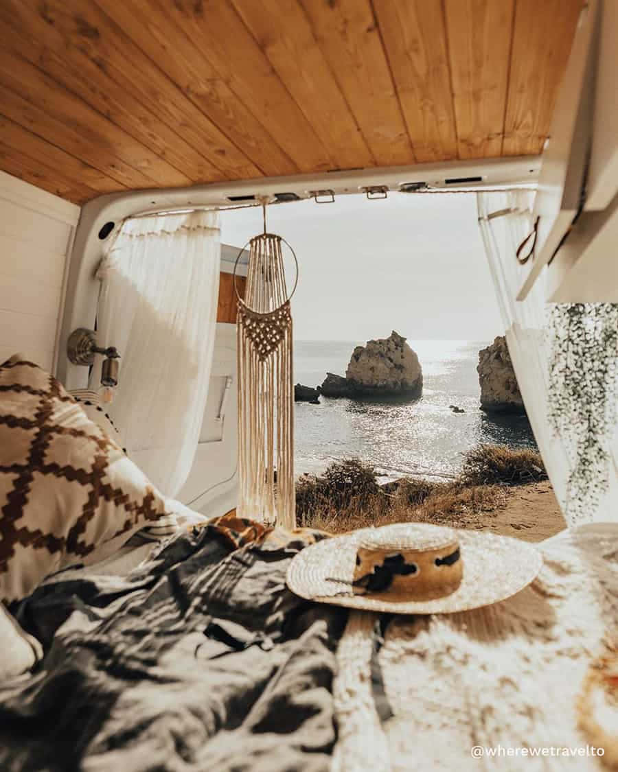 una cama en una camioneta con vista al océano Fondos de pantalla