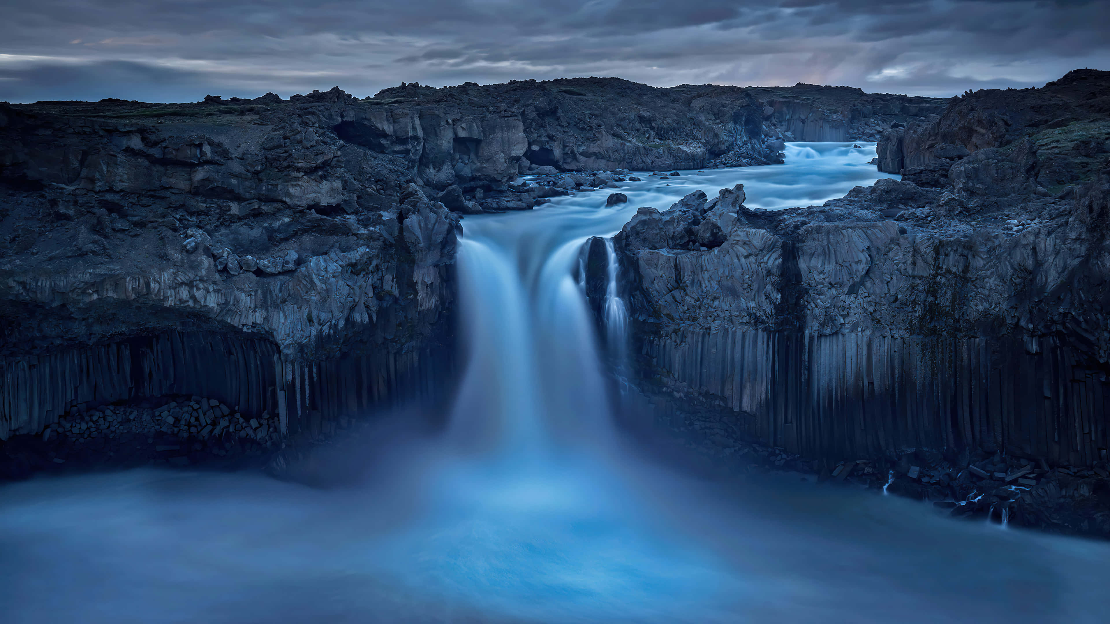 una cascada en islandia con cielo azul Fondos de pantalla