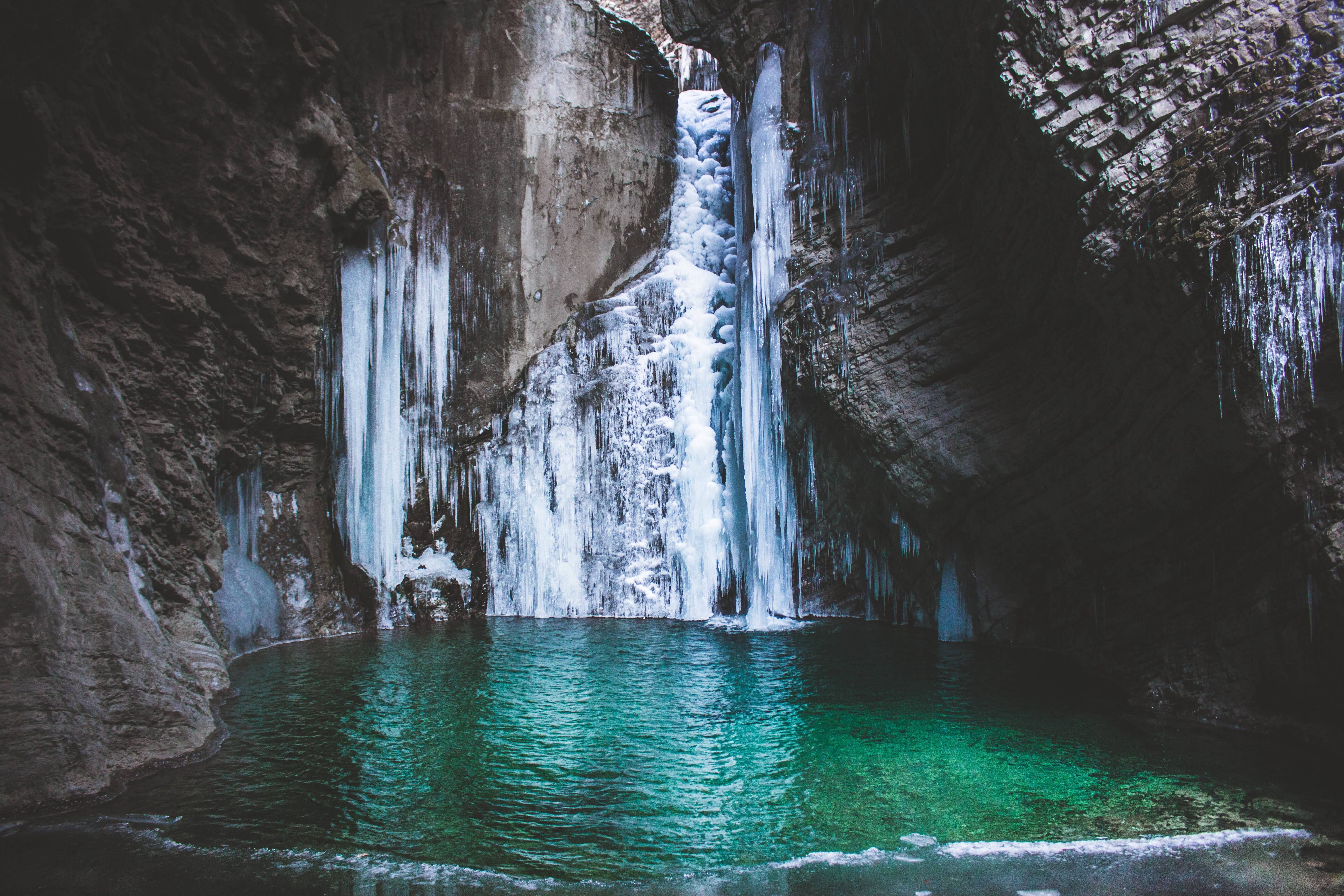 Una cascada que cae sobre una poza, creando la atmósfera perfecta para la reflexión tranquila. Fondos de pantalla