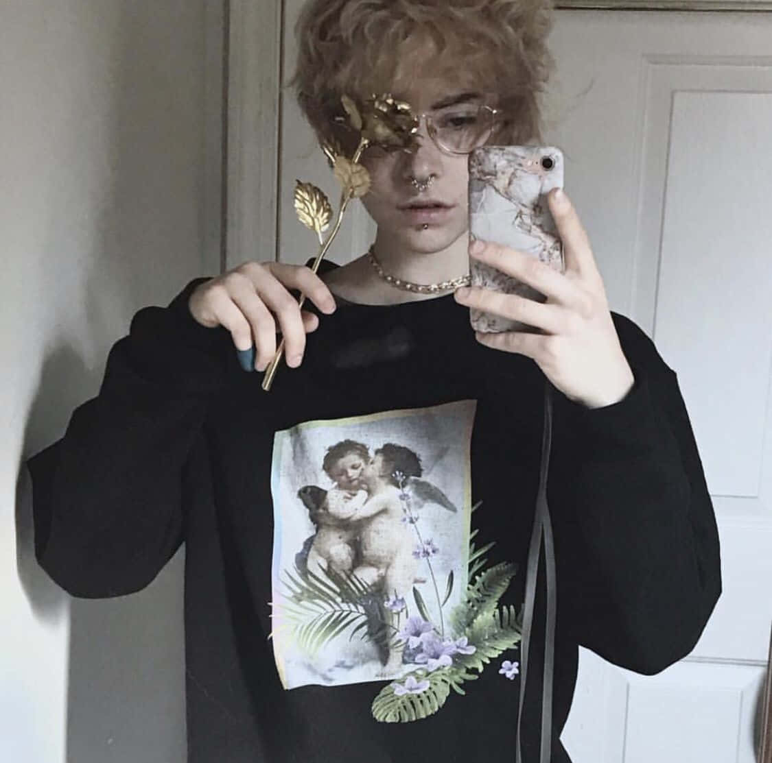 una chica con una sudadera negra que tiene un estampado de flor Fondos de pantalla