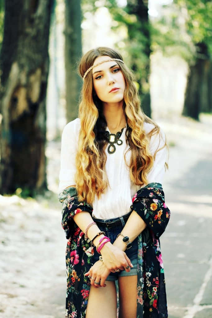 una chica con vestido floral y shorts posando en la acera Fondos de pantalla