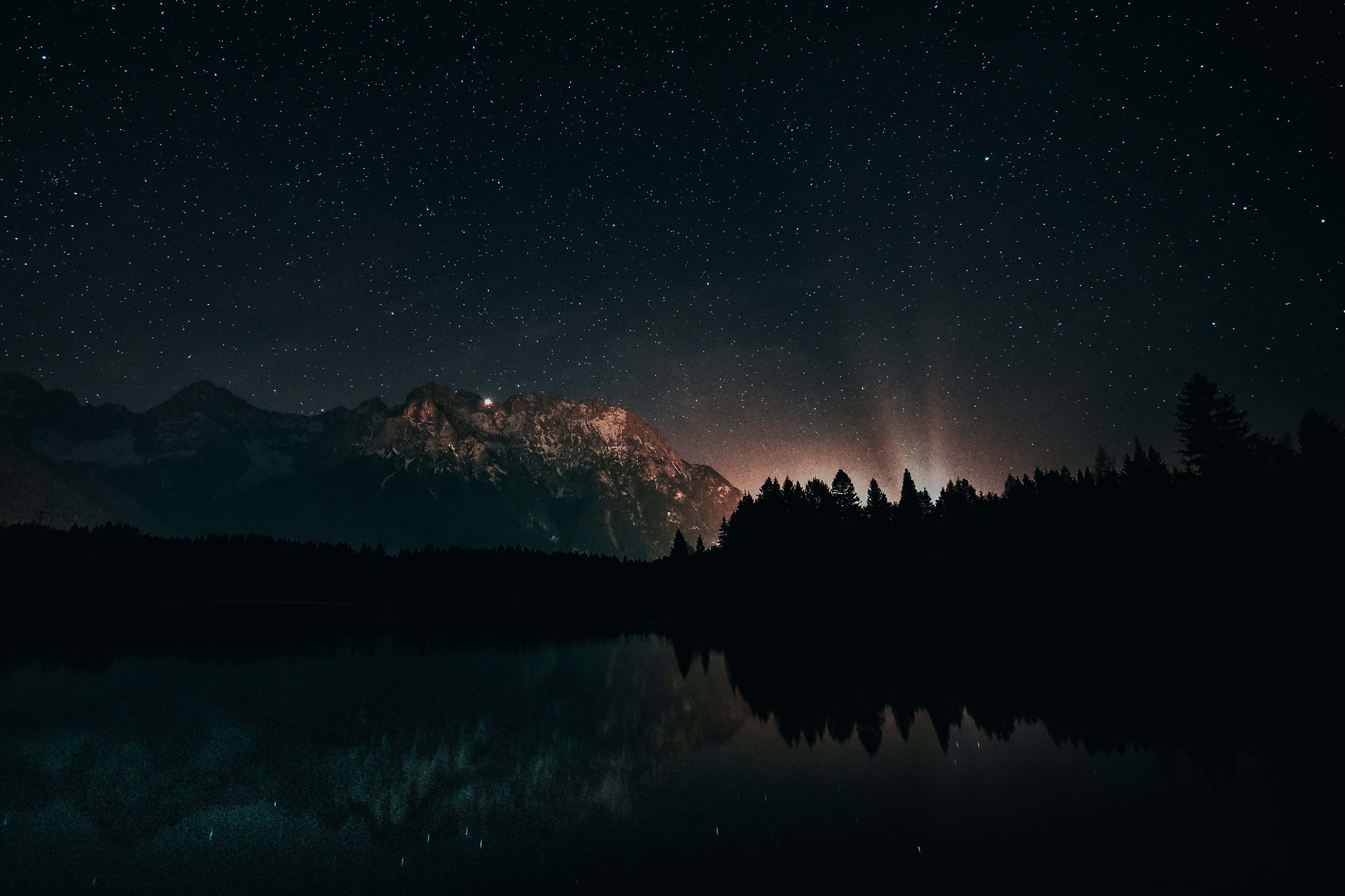 Una cordillera con estrellas y árboles en la noche Fondos de pantalla