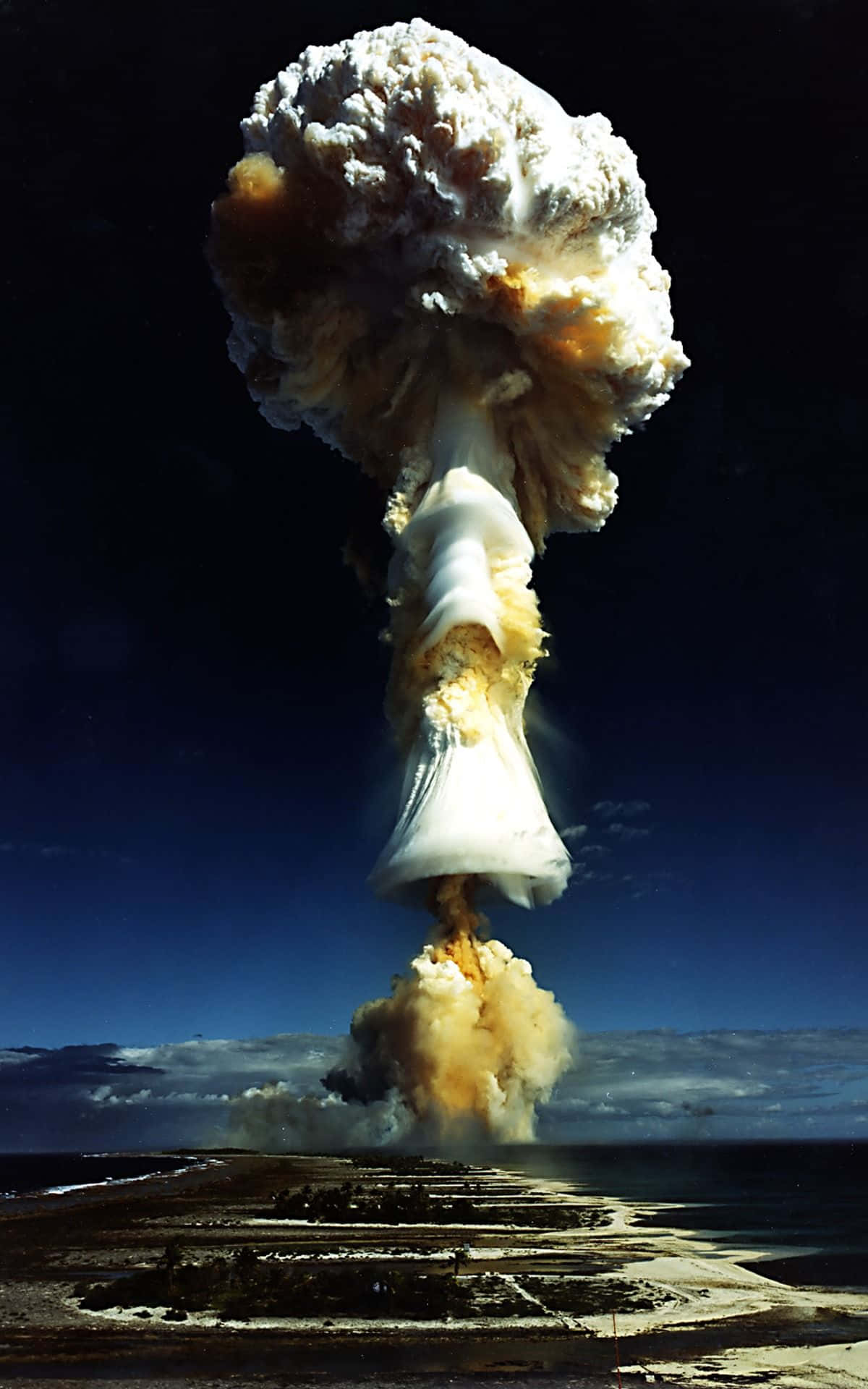 una explosión nuclear se ve sobre una playa Fondos de pantalla