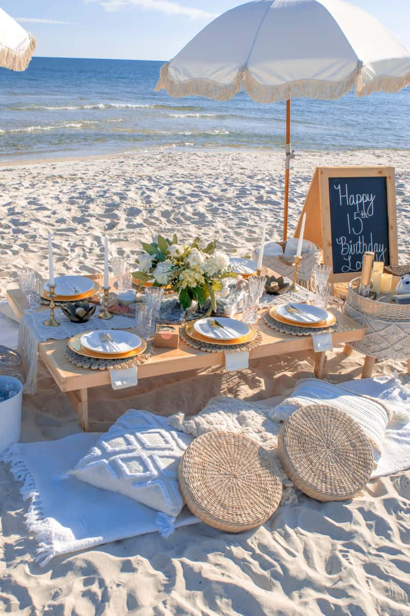 una fiesta en la playa con manteles blancos y sombrillas blancas Fondos de pantalla