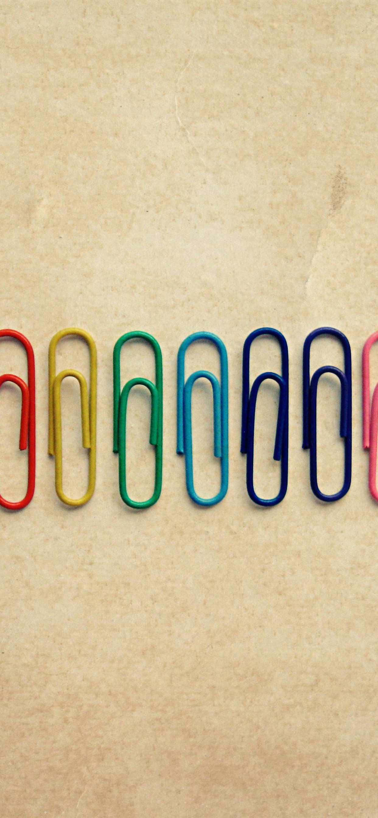 una fila de clips de papel de colores Fondos de pantalla