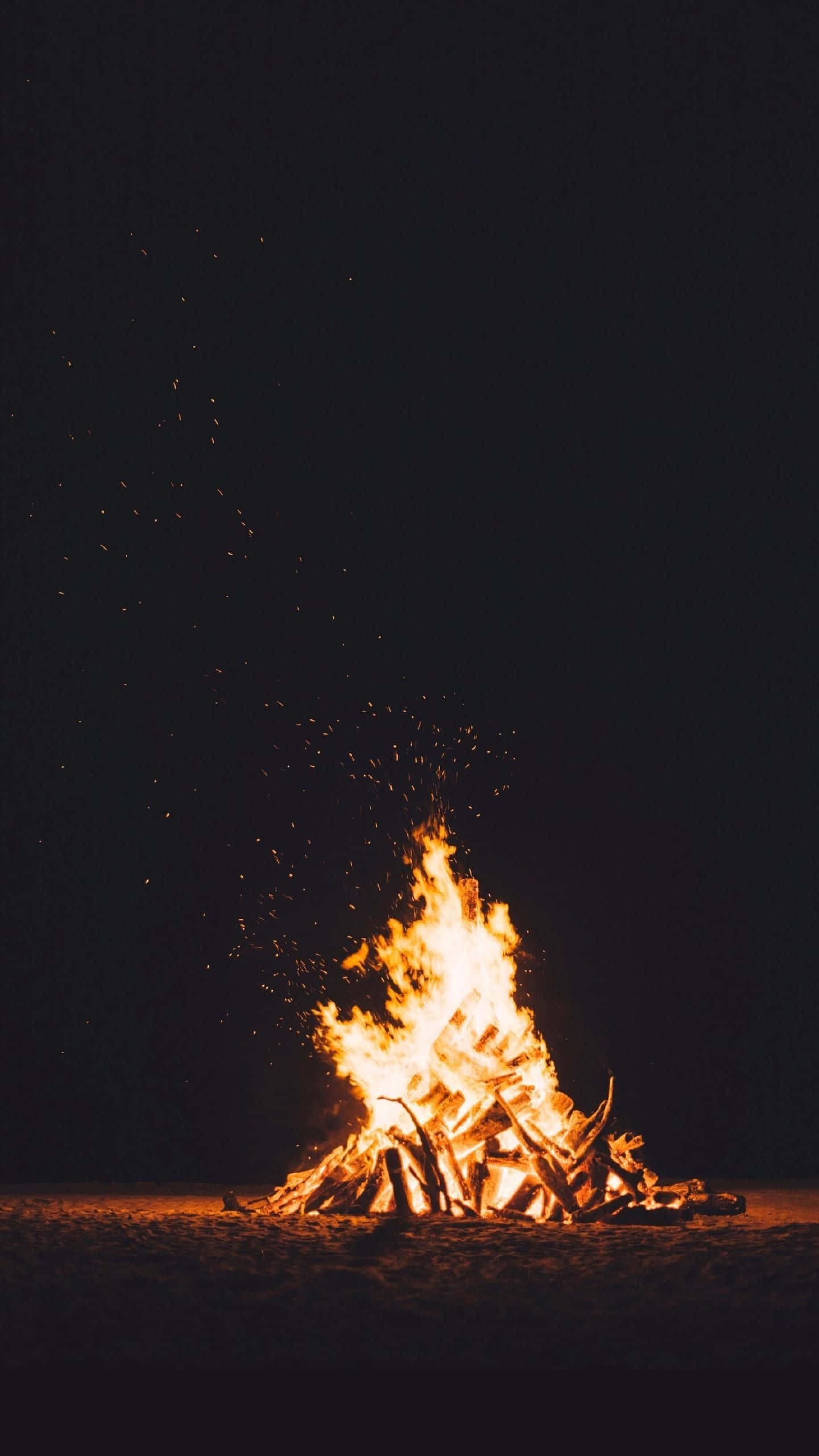 Una fogata en la playa por la noche Fondos de pantalla