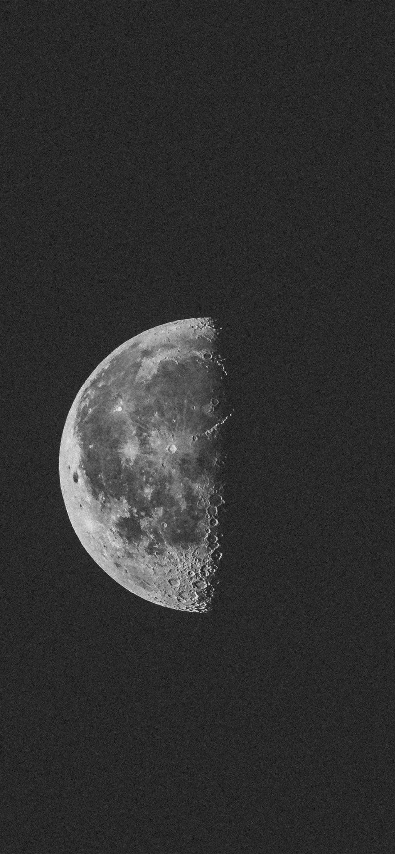 una foto en blanco y negro de la luna Fondos de pantalla