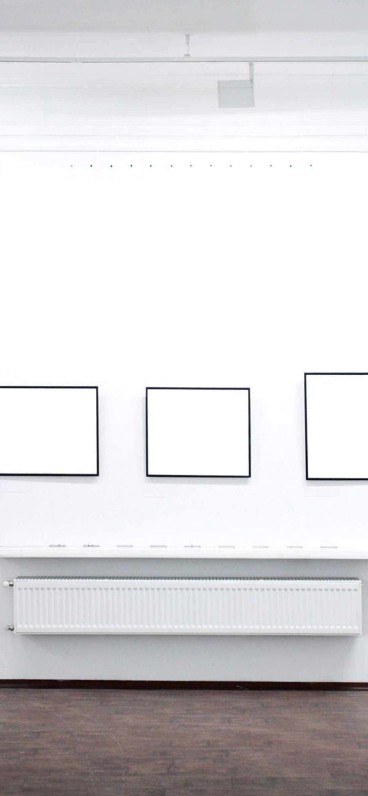 una habitación blanca con varios cuadros enmarcados en blanco Fondos de pantalla