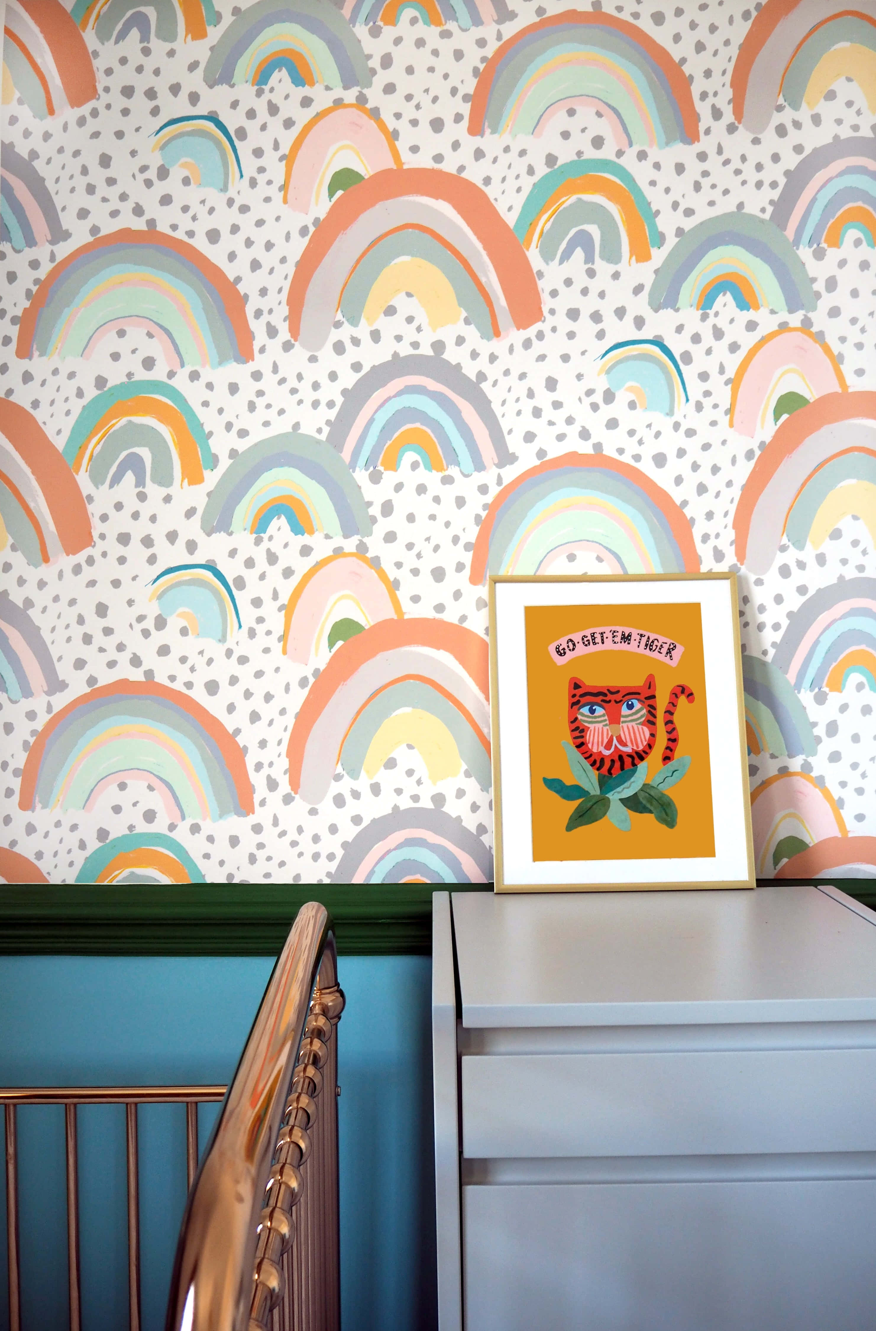 una habitación de bebé con papel tapiz de arcoíris y una cuna Fondos de pantalla