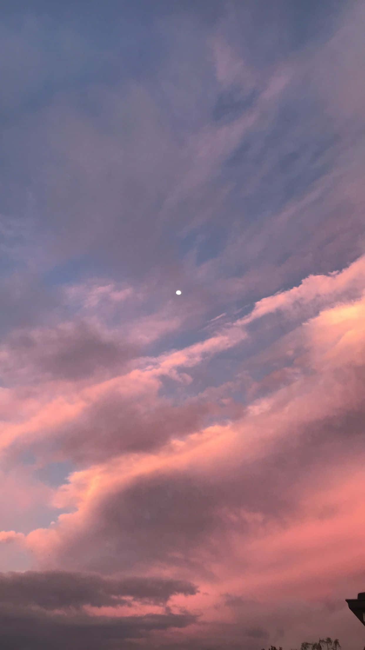 Una hermosa mezcla de azules y morados en un cielo estético fascinante Fondos de pantalla
