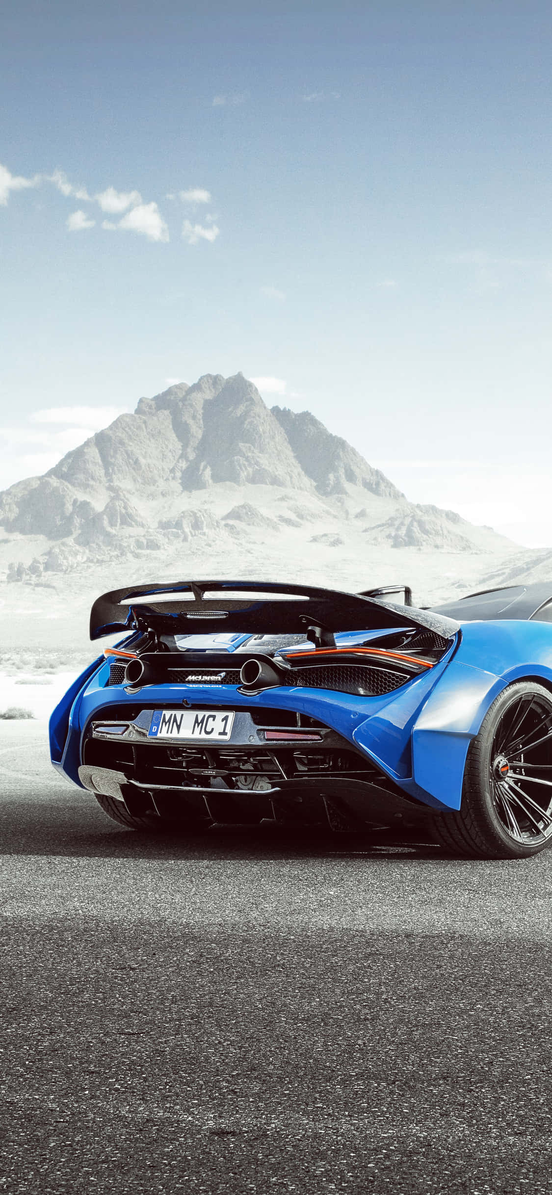 “Una imagen renderizada del lujoso iPhone Xs y el McLaren 720s en el mismo encuadre” Fondos de pantalla