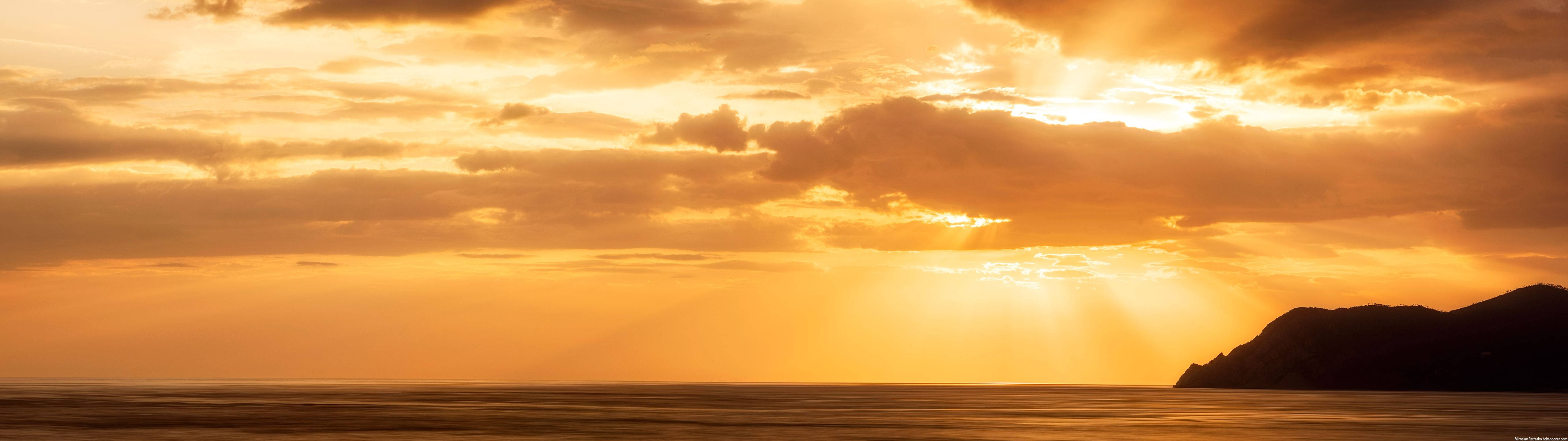 Una impresionante vista del atardecer desde una perspectiva ultra panorámica. Fondos de pantalla