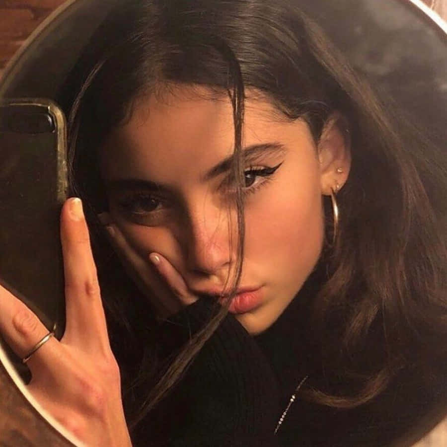 Una joven luce increíblemente hermosa con maquillaje natural, vistiendo un cárdigan color marfil y un vestido verde. Fondos de pantalla