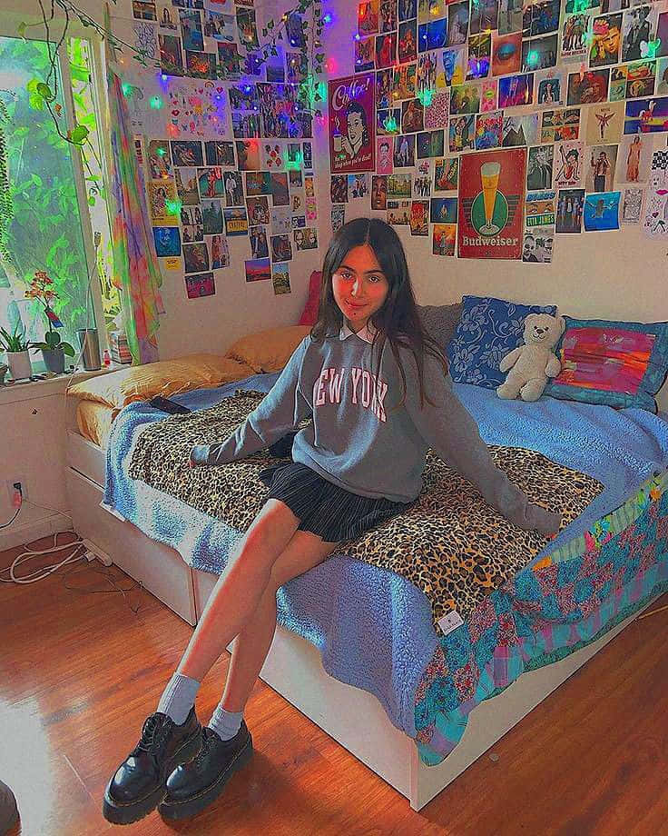 Una joven mujer rodeada de una estética indie colorida y única. Fondos de pantalla
