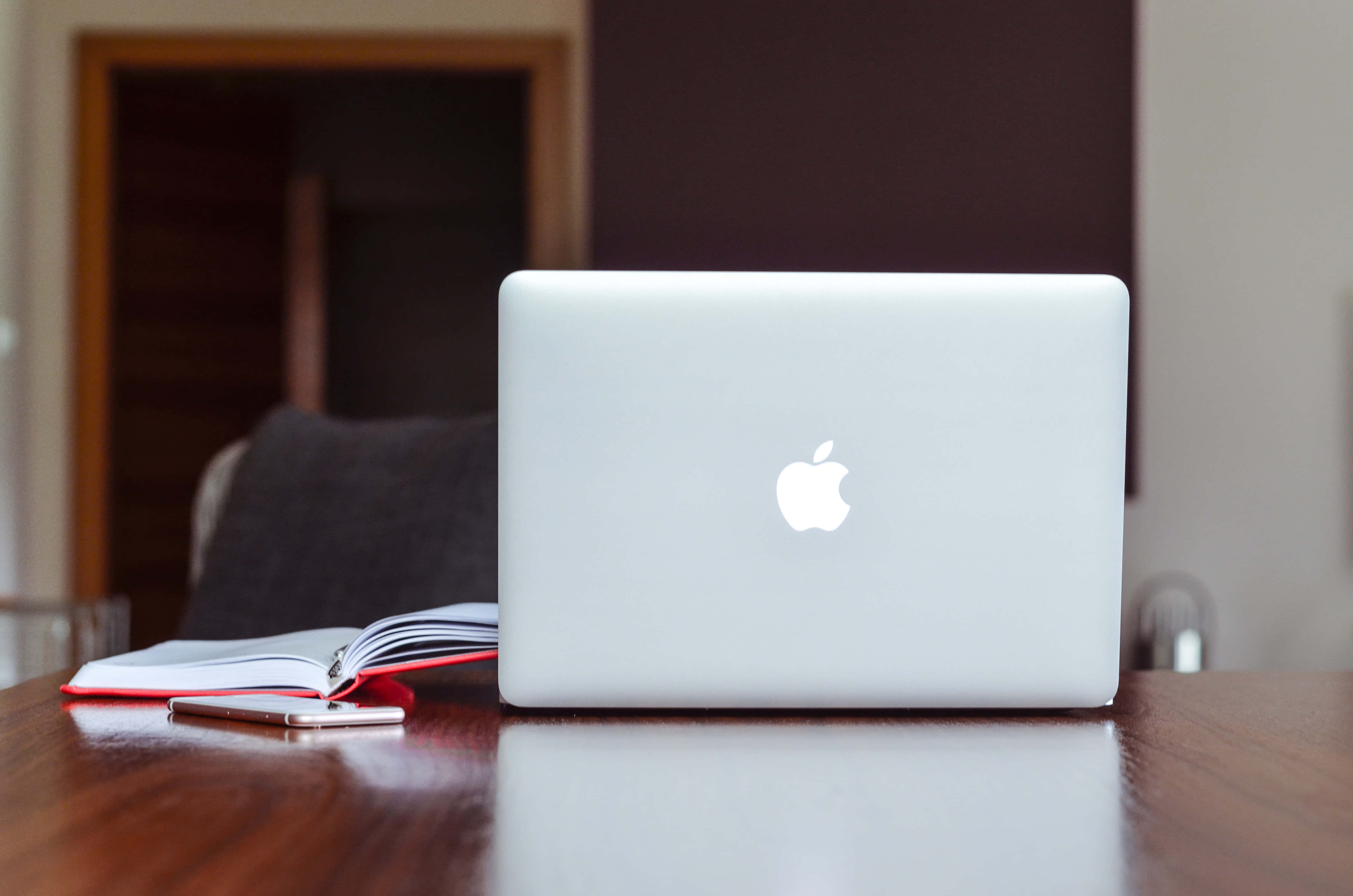 una laptop blanca sobre una mesa Fondos de pantalla