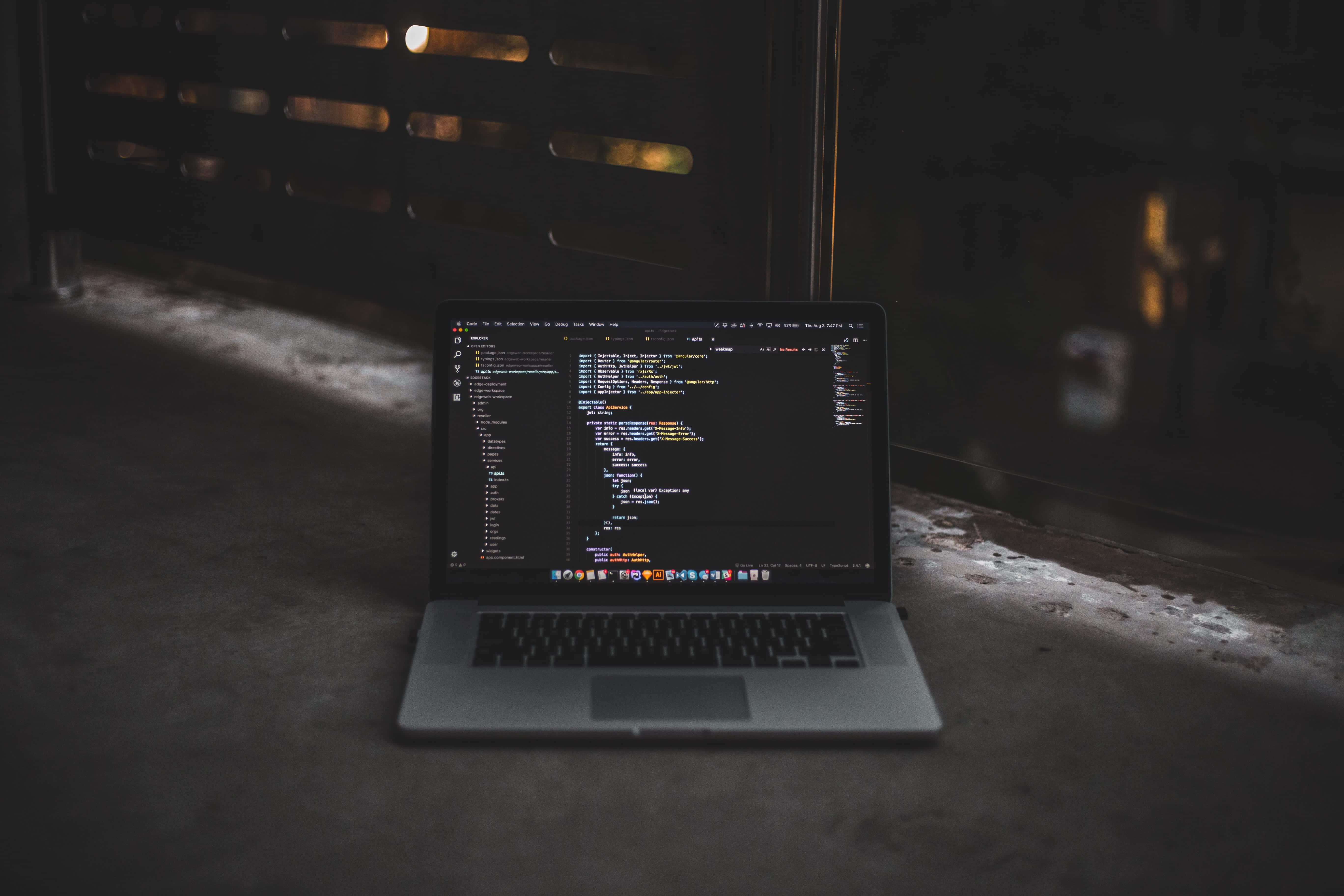 Una laptop con una pantalla mostrando un programa Fondos de pantalla